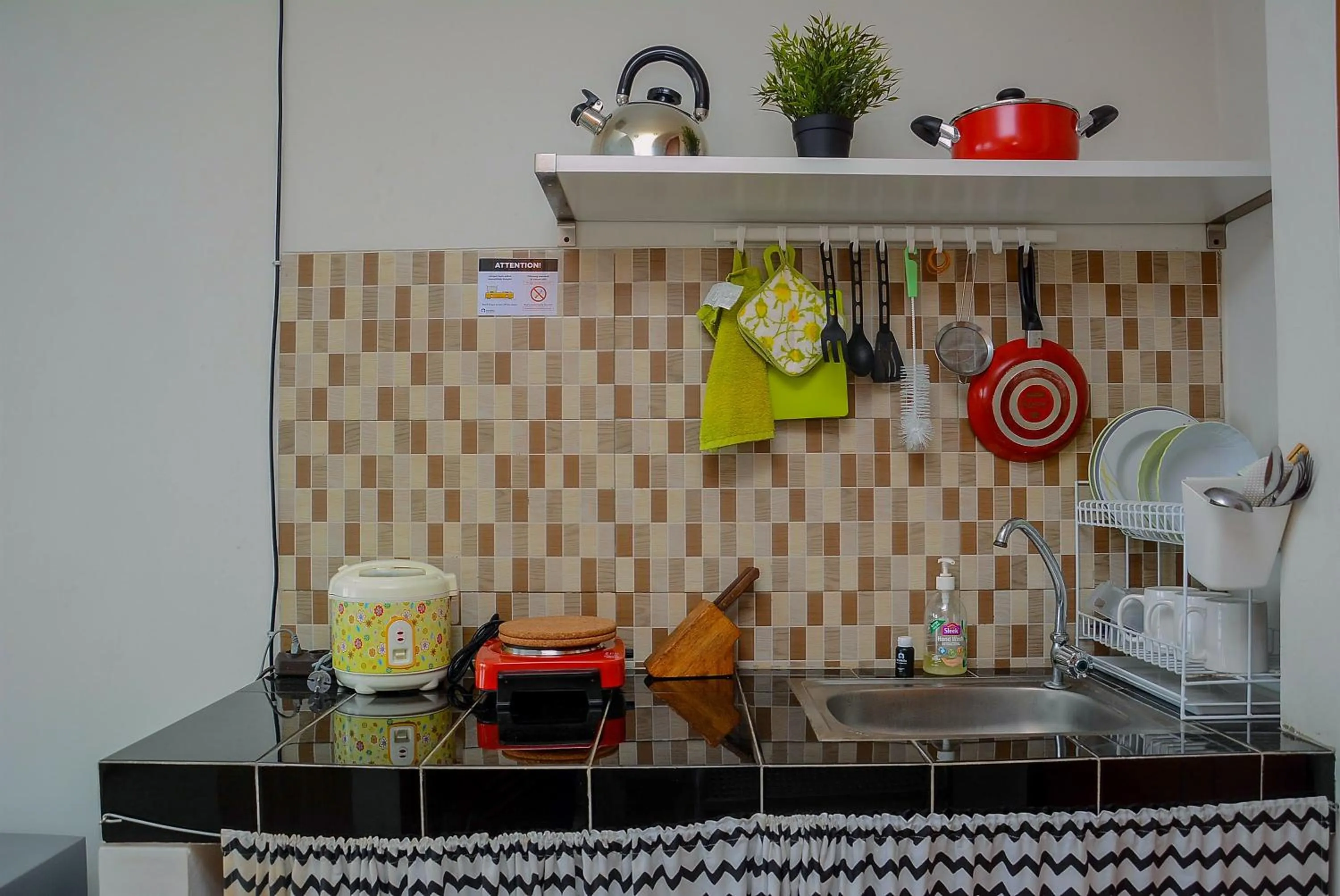 Kitchen or kitchenette in Elegant Studio Apartment Margonda Residence 5 By Travelio