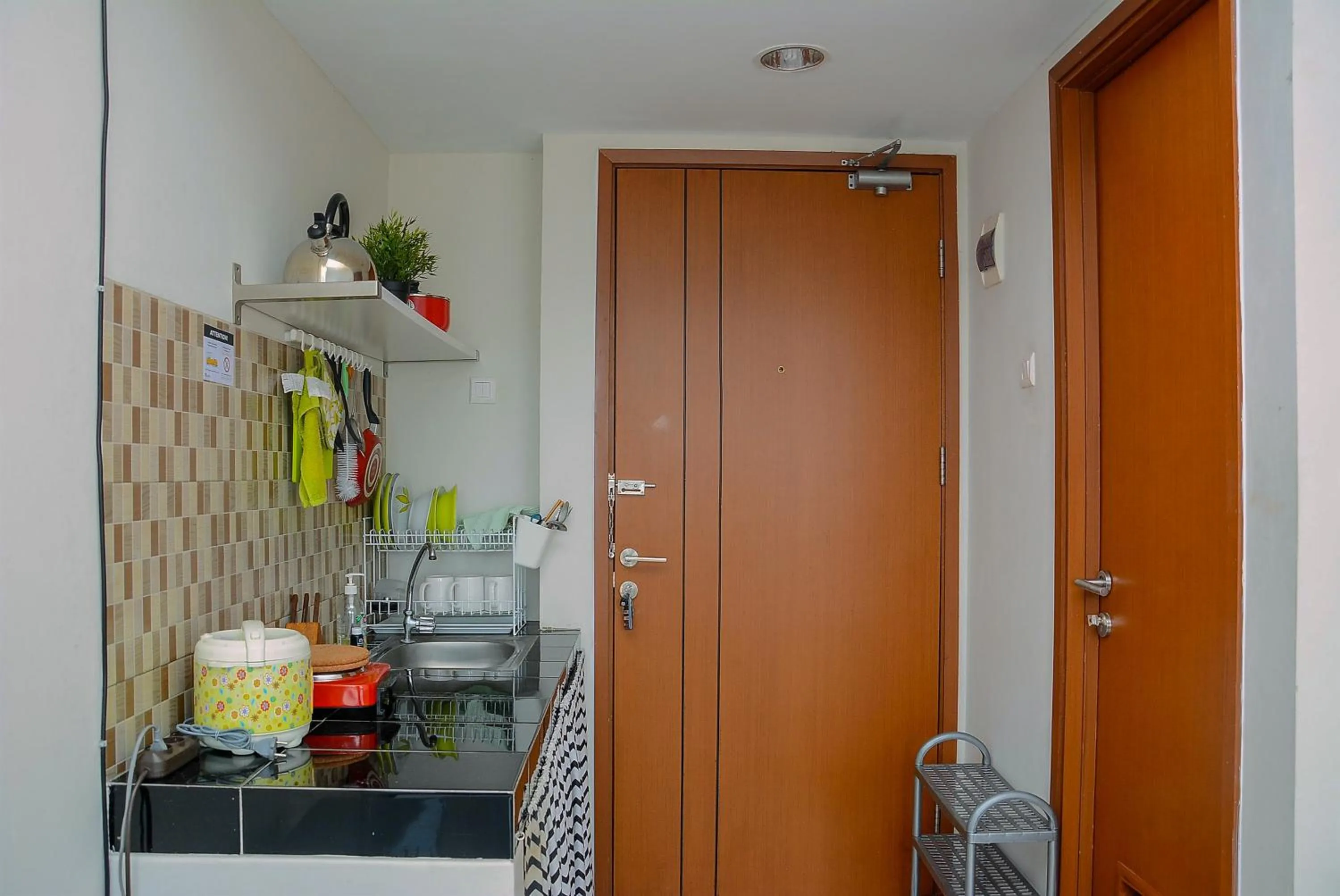 Kitchen or kitchenette in Elegant Studio Apartment Margonda Residence 5 By Travelio