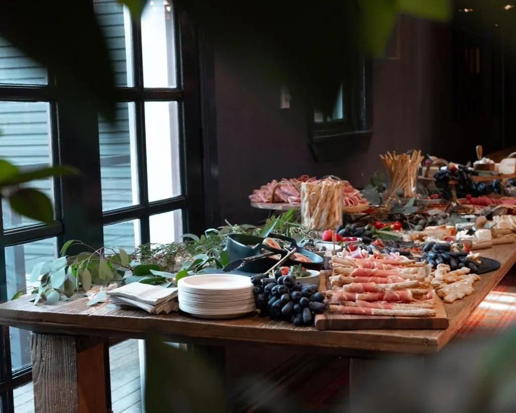 Restaurant/places to eat in Royal Hotel Oberon