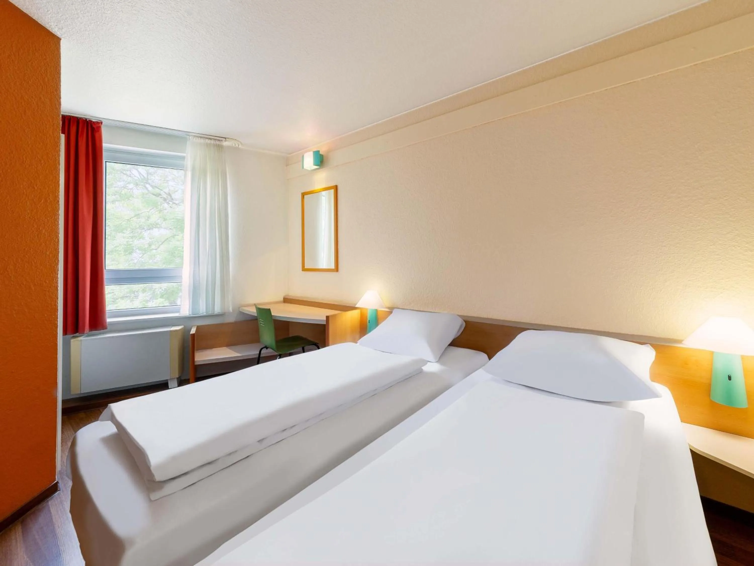 Photo of the whole room, Bed in B&B Hotel Bochum Hbf-Süd