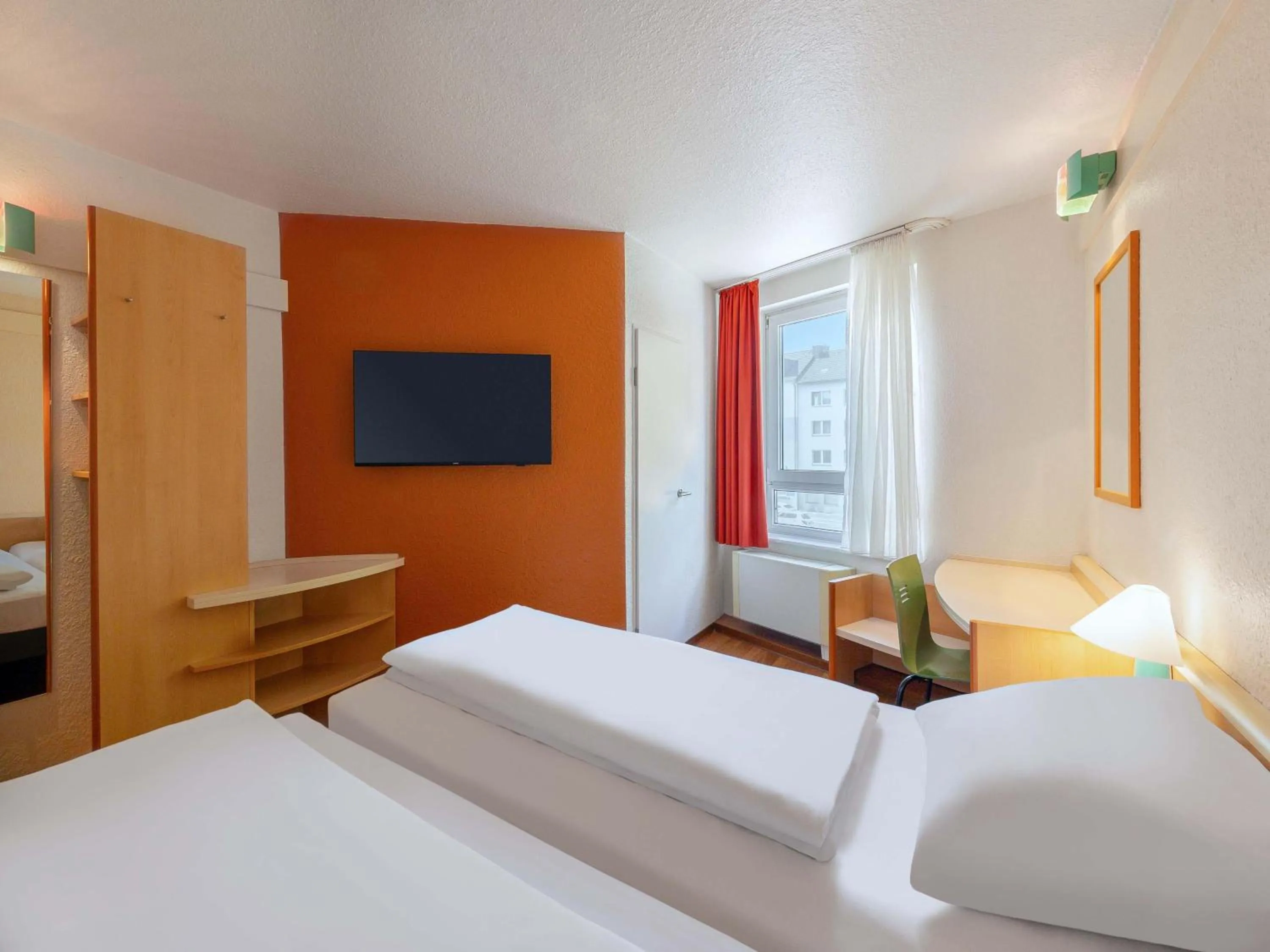 Photo of the whole room, Bed in B&B Hotel Bochum Hbf-Süd