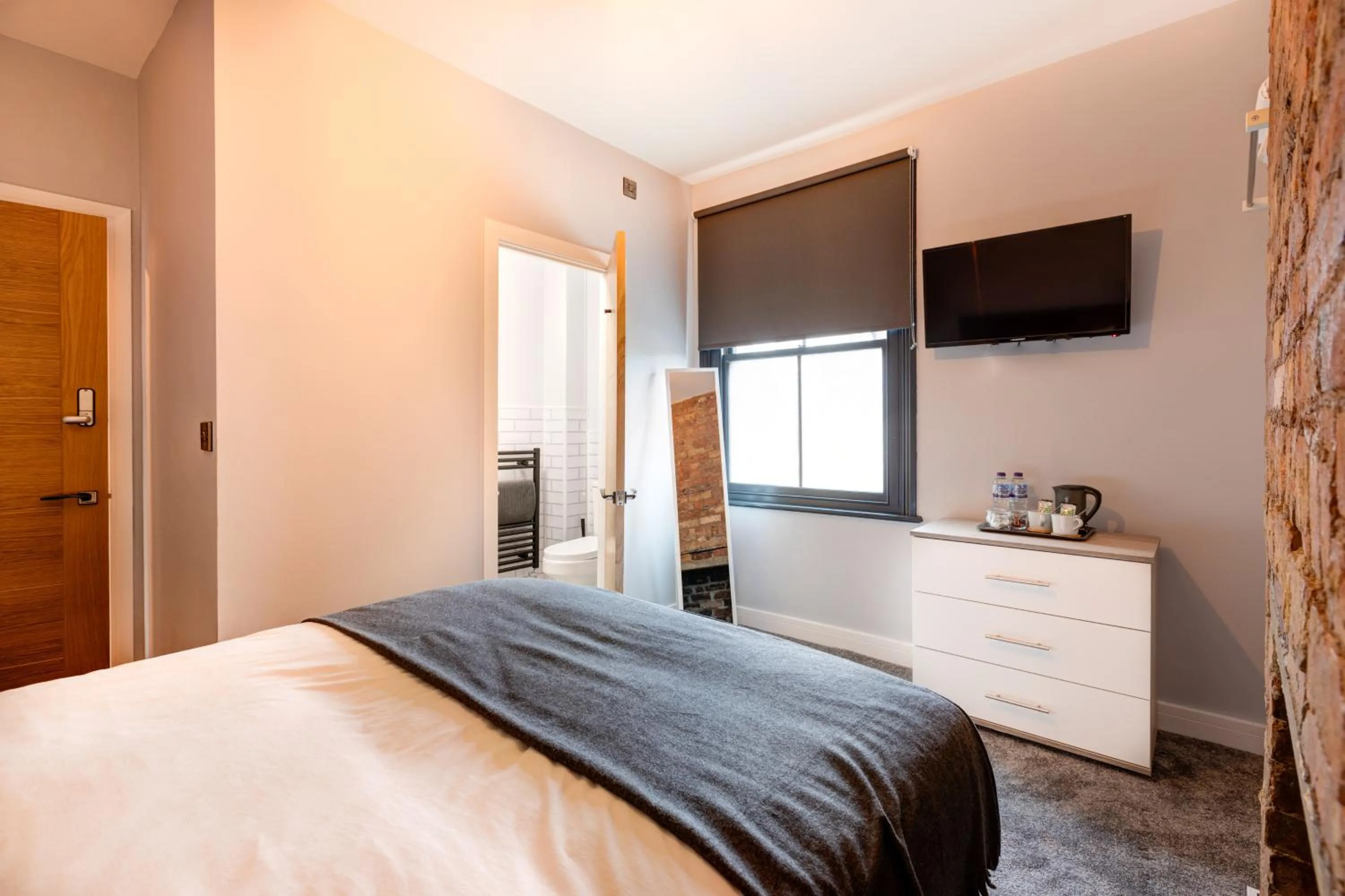 Bed in Bondgate Hotel East Midlands Airport