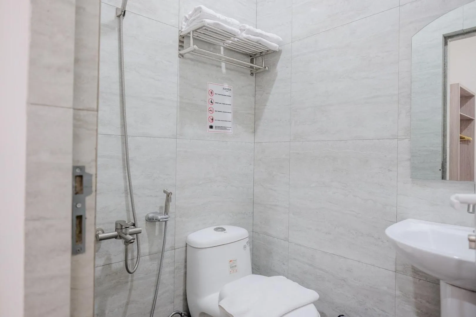 Bathroom in RedDoorz Plus @ Jalan Juanda Medan