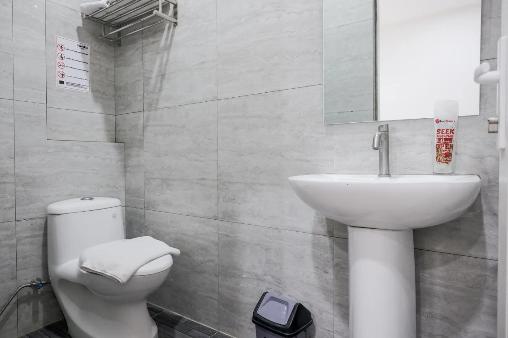 RedDoorz Plus @ Jalan Juanda Medan