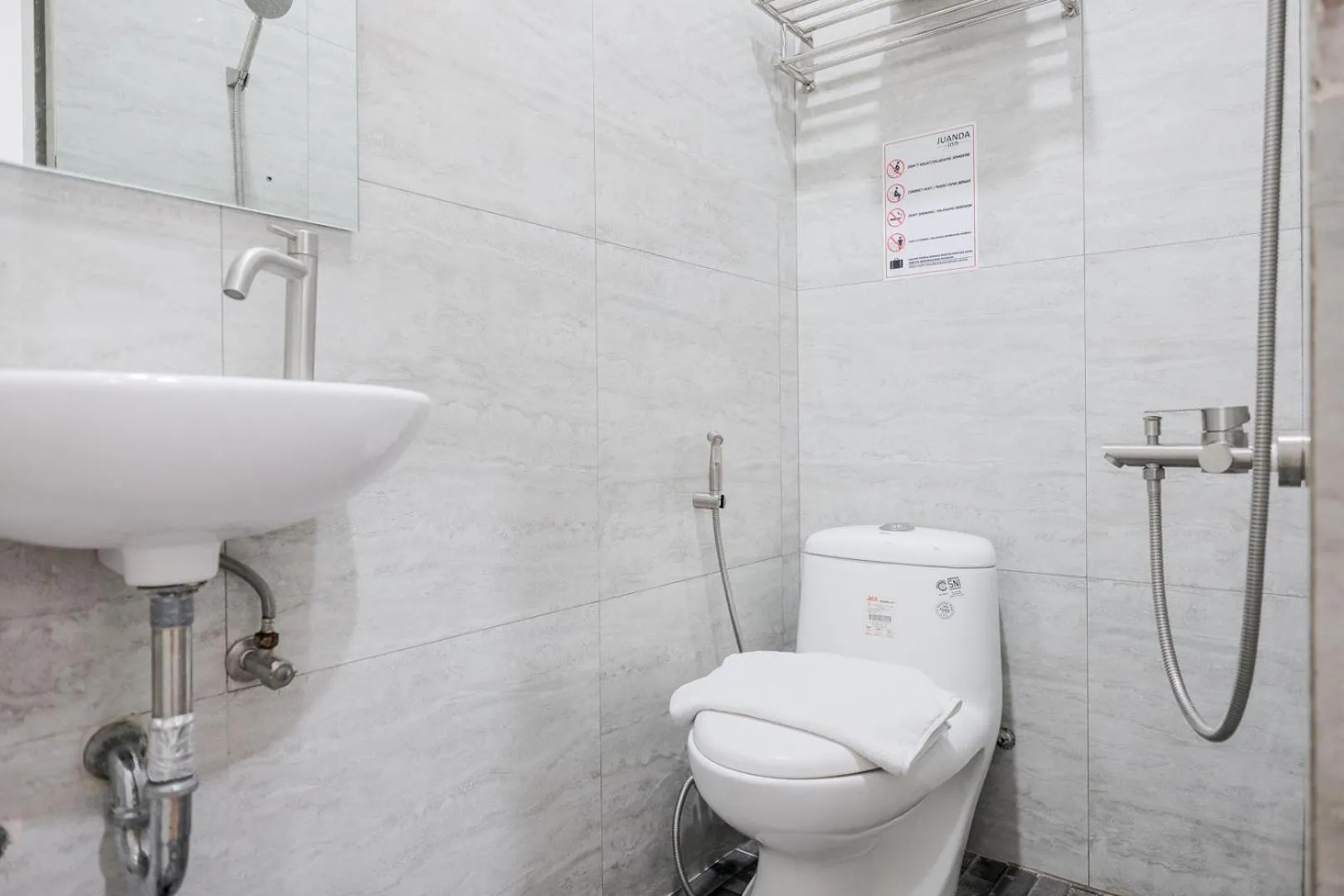 RedDoorz Plus @ Jalan Juanda Medan