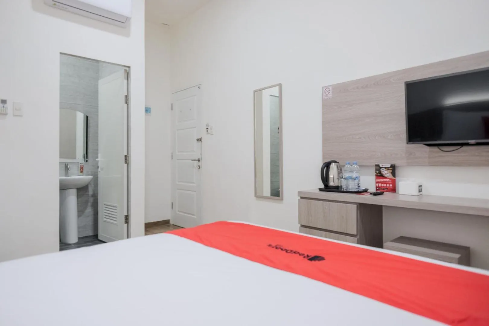 Bed in RedDoorz Plus @ Jalan Juanda Medan