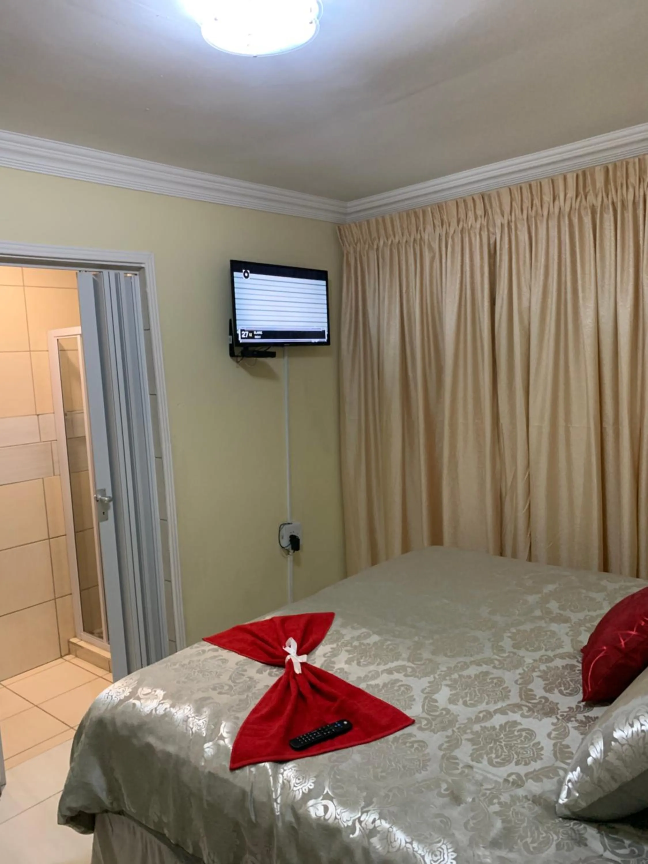 Bed in Ekaya Palace Guest House