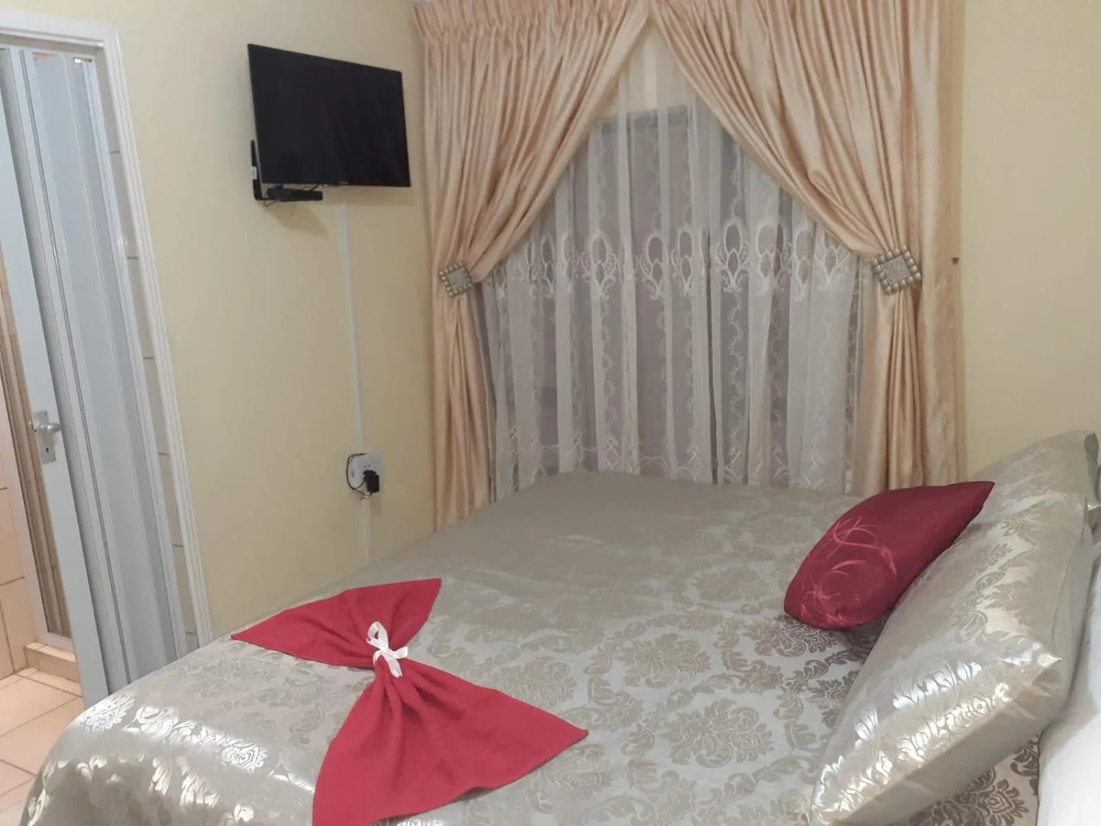 Bed in Ekaya Palace Guest House