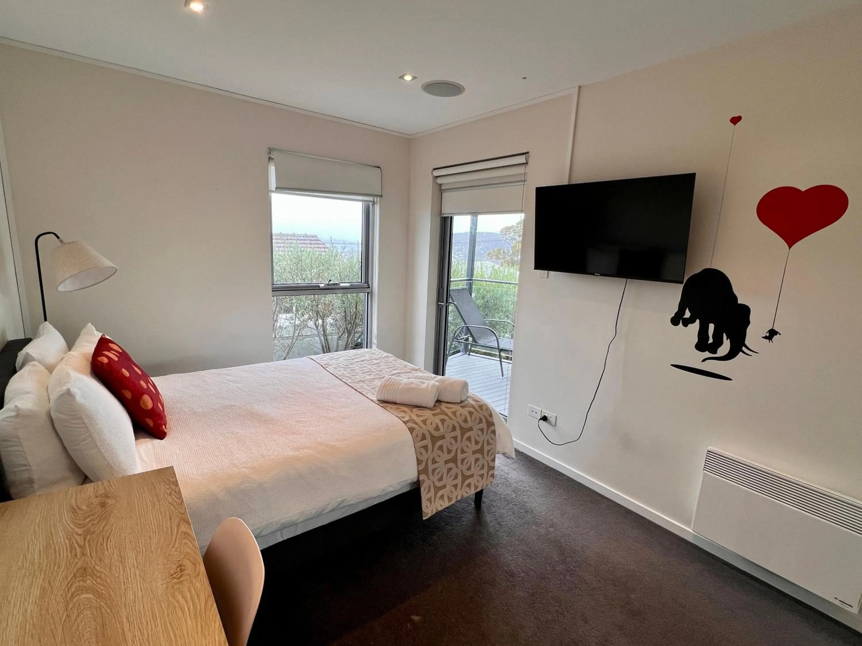 Photo of the whole room, Bed in Hobart View