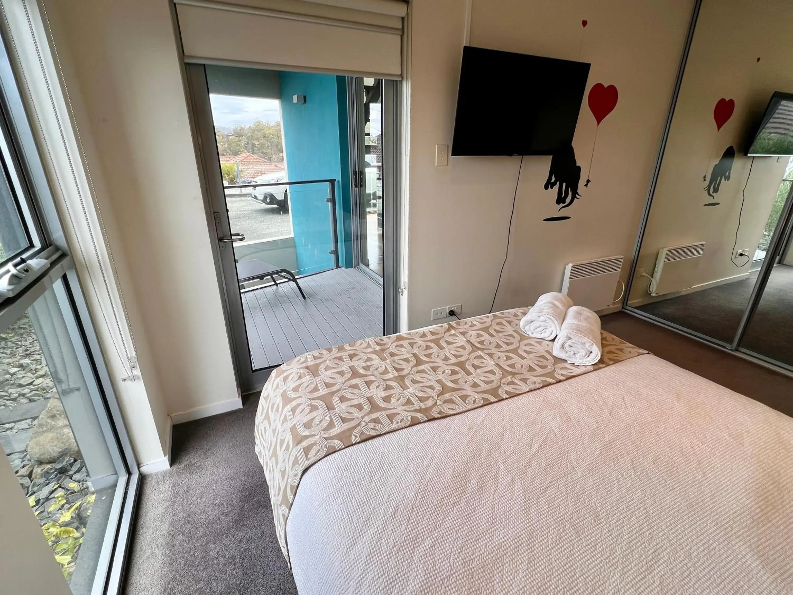 Double Room Mountain View and Balcony with Shared Bathroom 3 in Hobart View Double Room Mountain View and Balcony with Shared Bathroom 3 in Hobart View