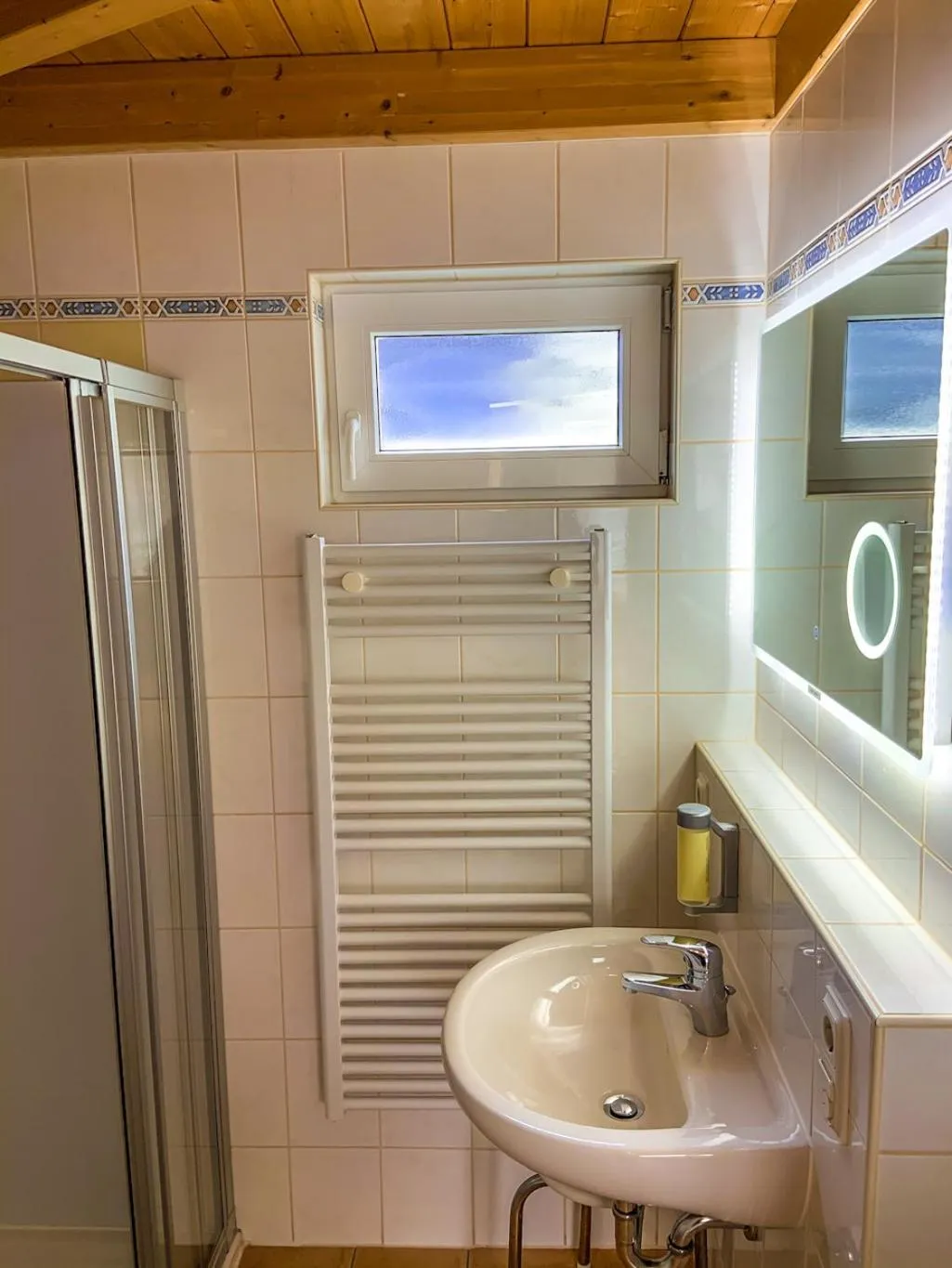 Toilet in Moselhotel Weinhaus Simon `Sauna`Restaurant`ELadesäule