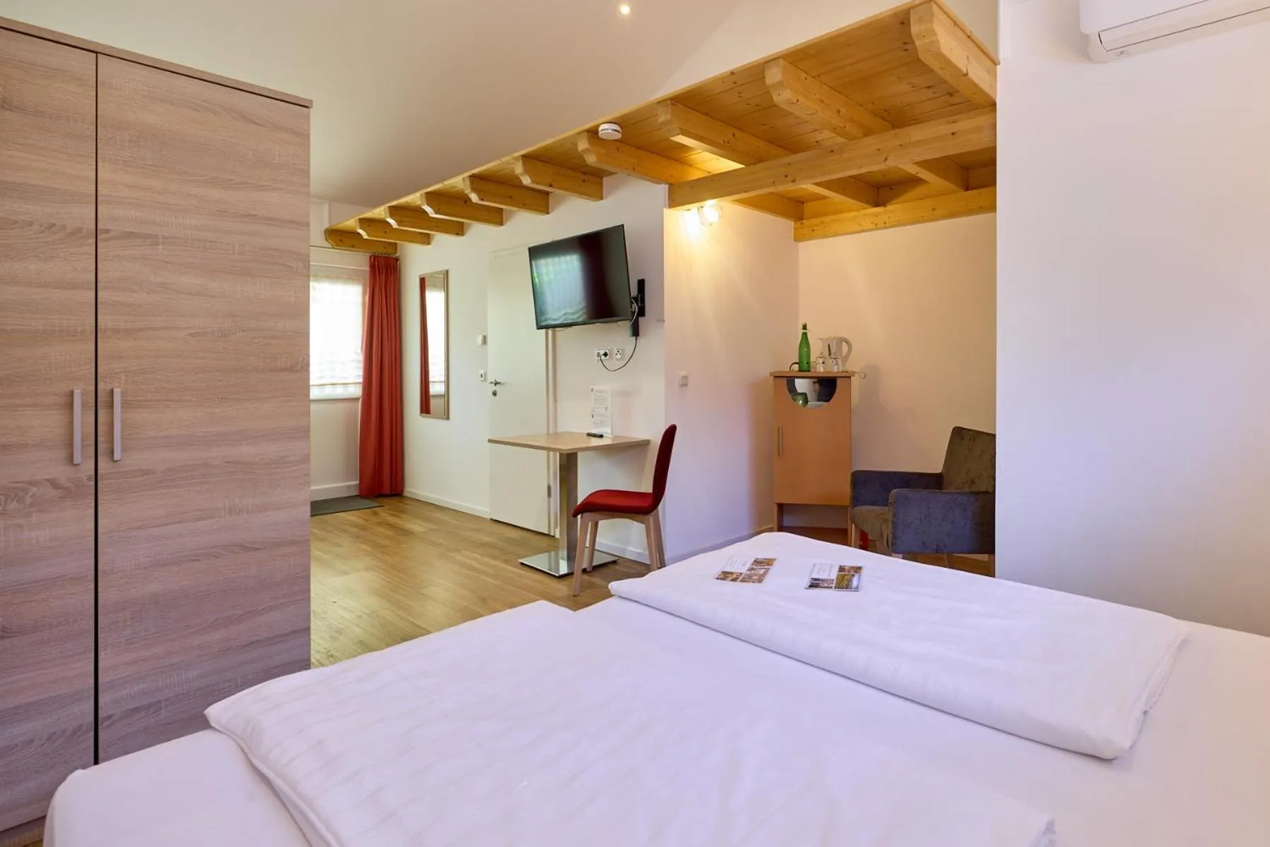 room service, Bed in Moselhotel Weinhaus Simon `Sauna`Restaurant`ELadesäule