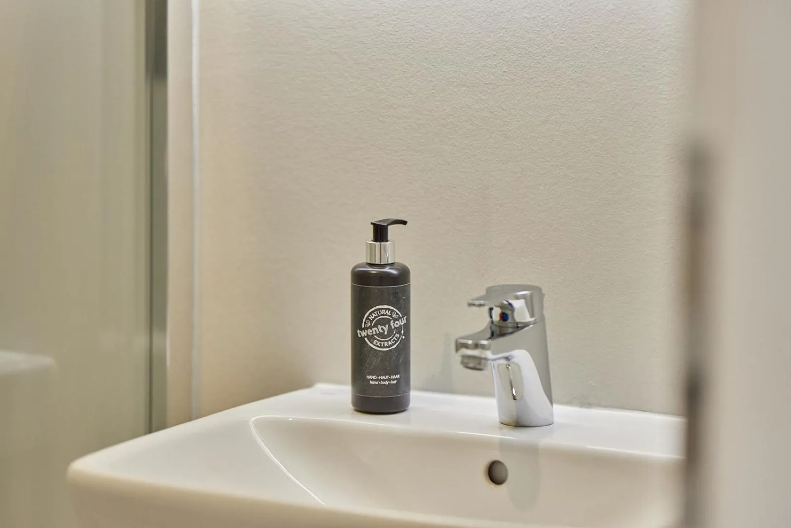 Toilet in Moselhotel Weinhaus Simon `Sauna`Restaurant`ELadesäule