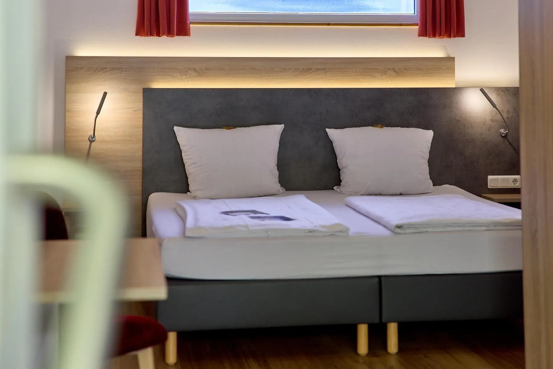 Bed in Moselhotel Weinhaus Simon `Sauna`Restaurant`ELadesäule