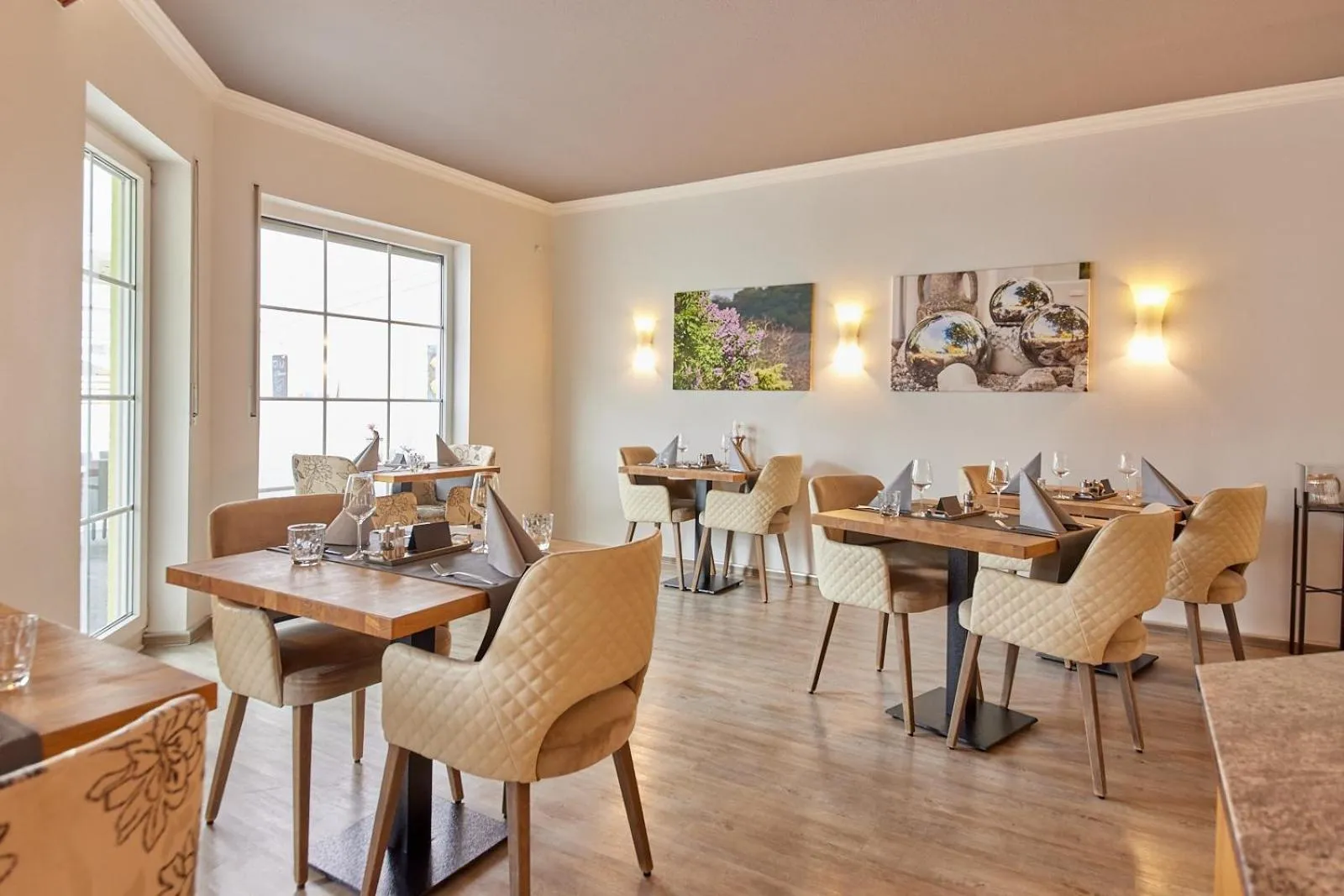 Restaurant/places to eat in Moselhotel Weinhaus Simon `Sauna`Restaurant`ELadesäule