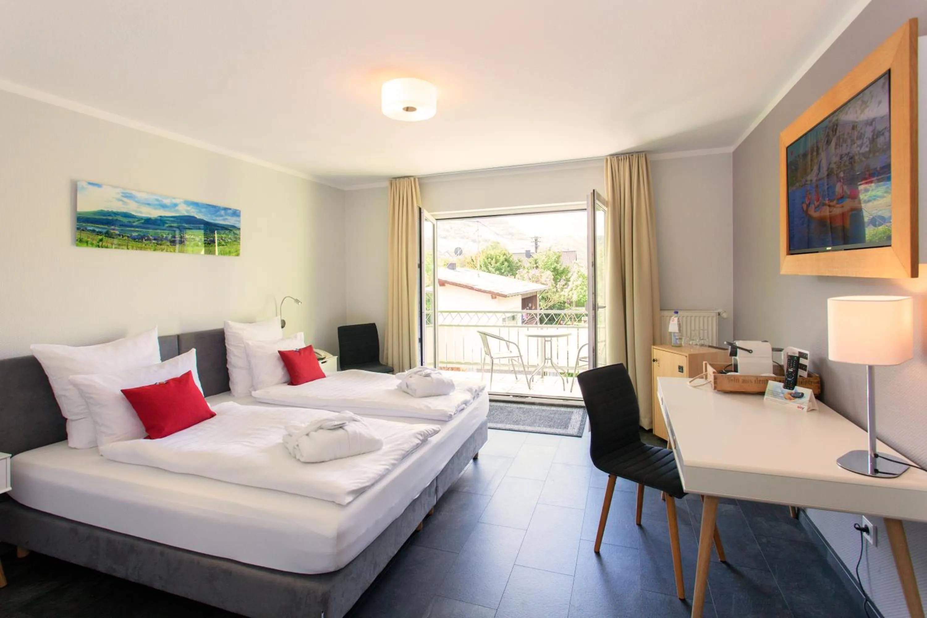 Bed in Moselhotel Weinhaus Simon `Sauna`Restaurant`ELadesäule