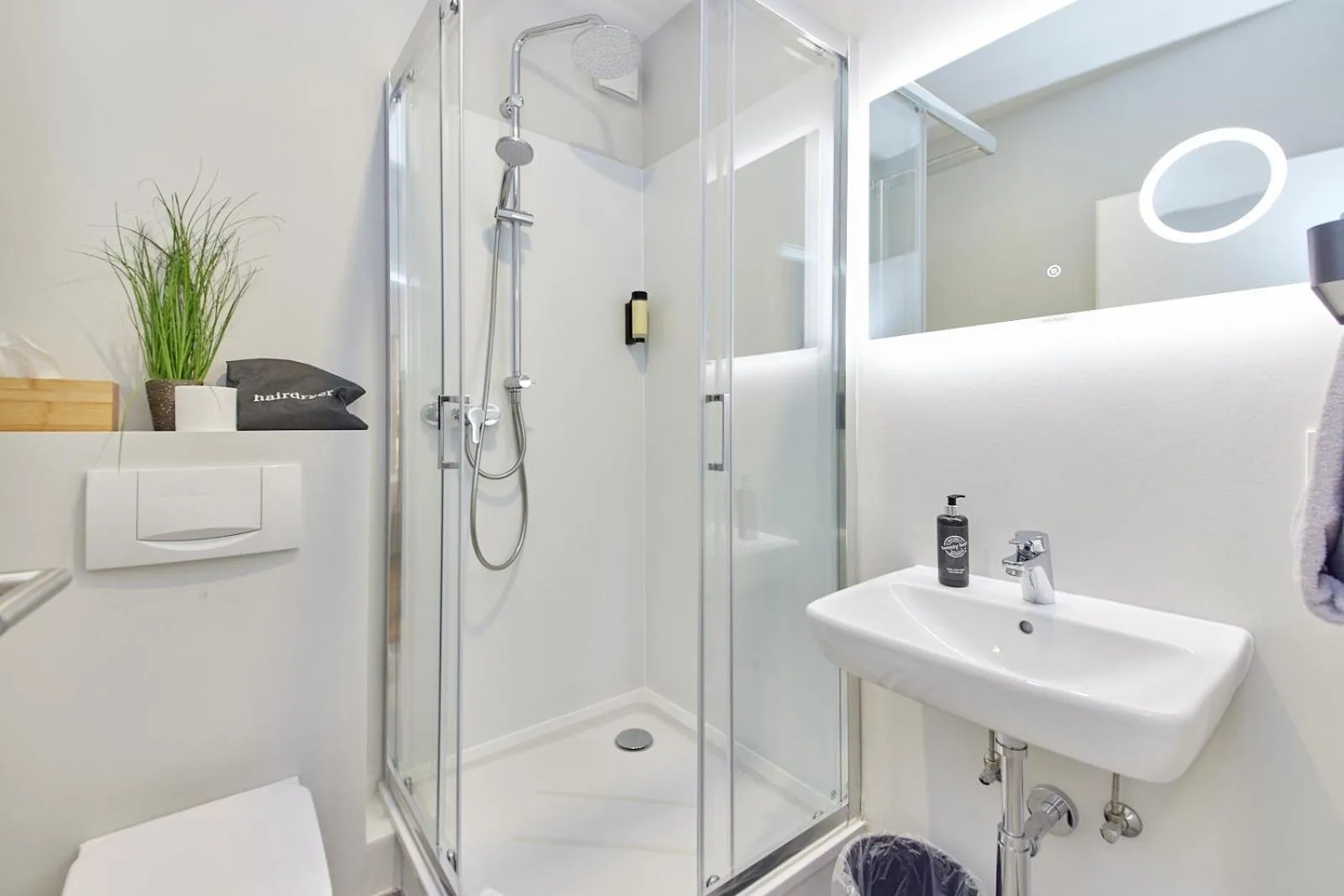 Shower in Moselhotel Weinhaus Simon `Sauna`Restaurant`ELadesäule