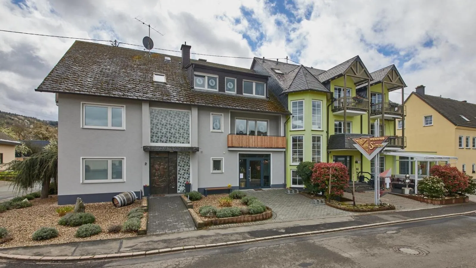 Property building in Moselhotel Weinhaus Simon `Sauna`Restaurant`ELadesäule
