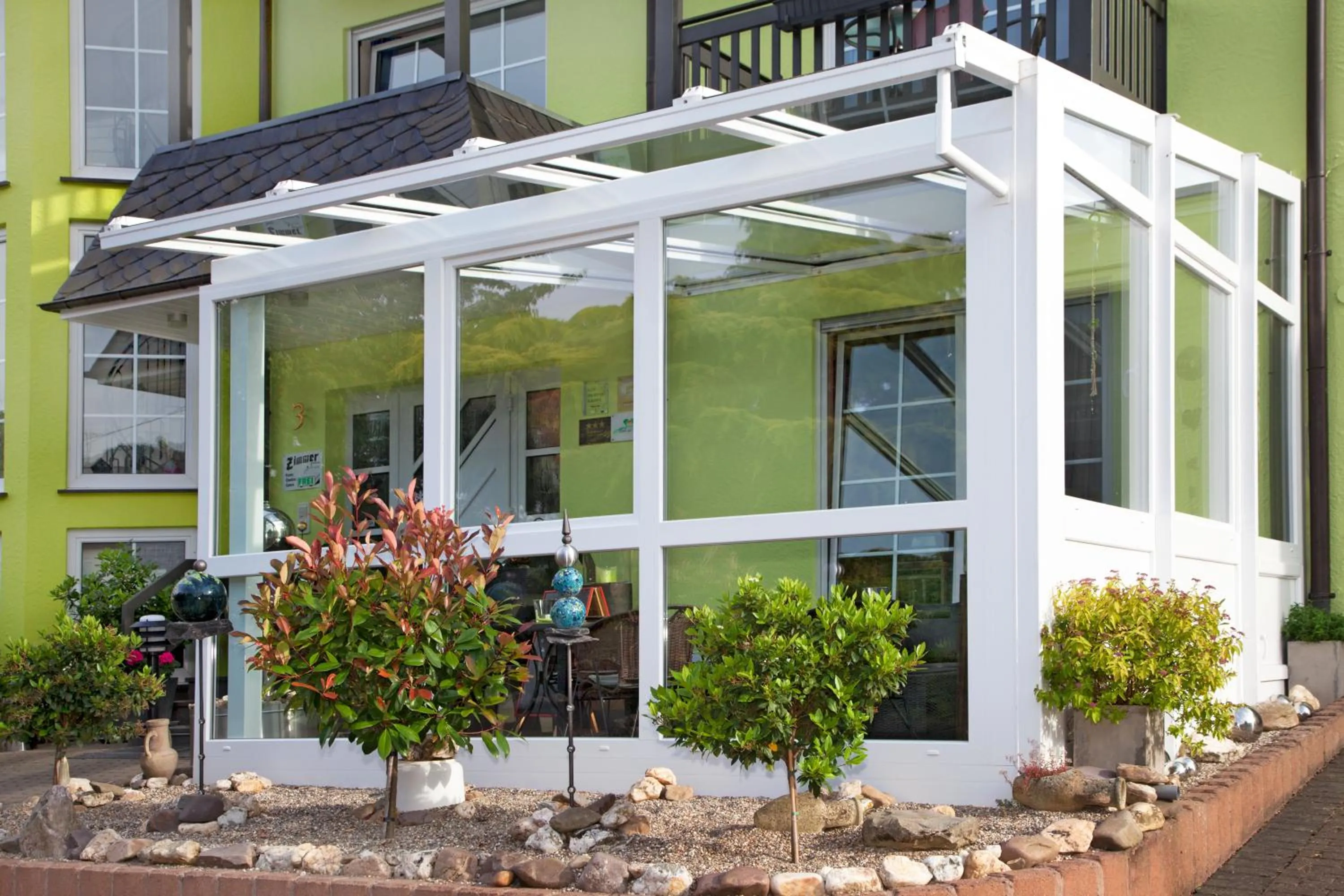 Facade/entrance in Moselhotel Weinhaus Simon `Sauna`Restaurant`ELadesäule