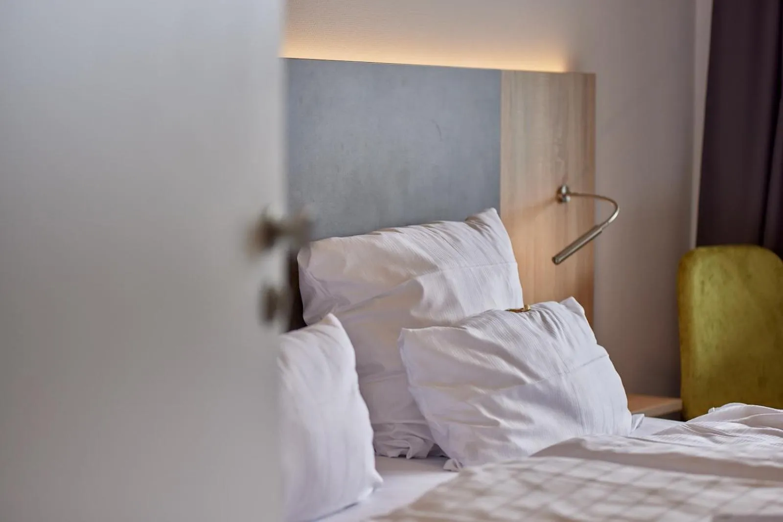 Photo of the whole room, Bed in Moselhotel Weinhaus Simon `Sauna`Restaurant`ELadesäule