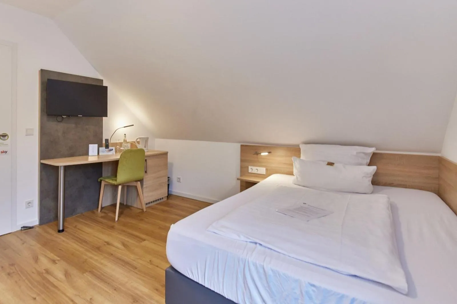 Bed in Moselhotel Weinhaus Simon `Sauna`Restaurant`ELadesäule