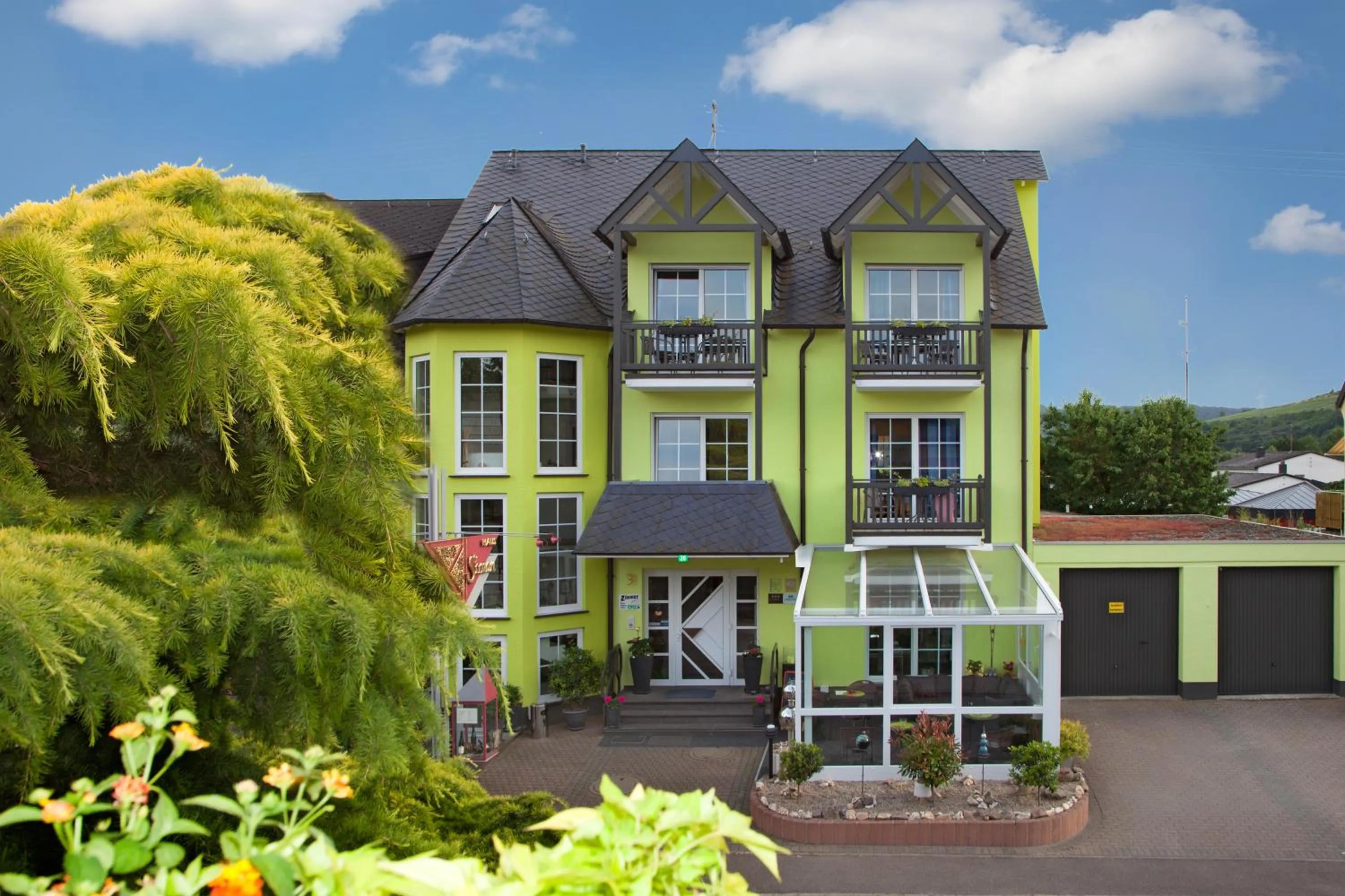 Property building in Moselhotel Weinhaus Simon `Sauna`Restaurant`ELadesäule