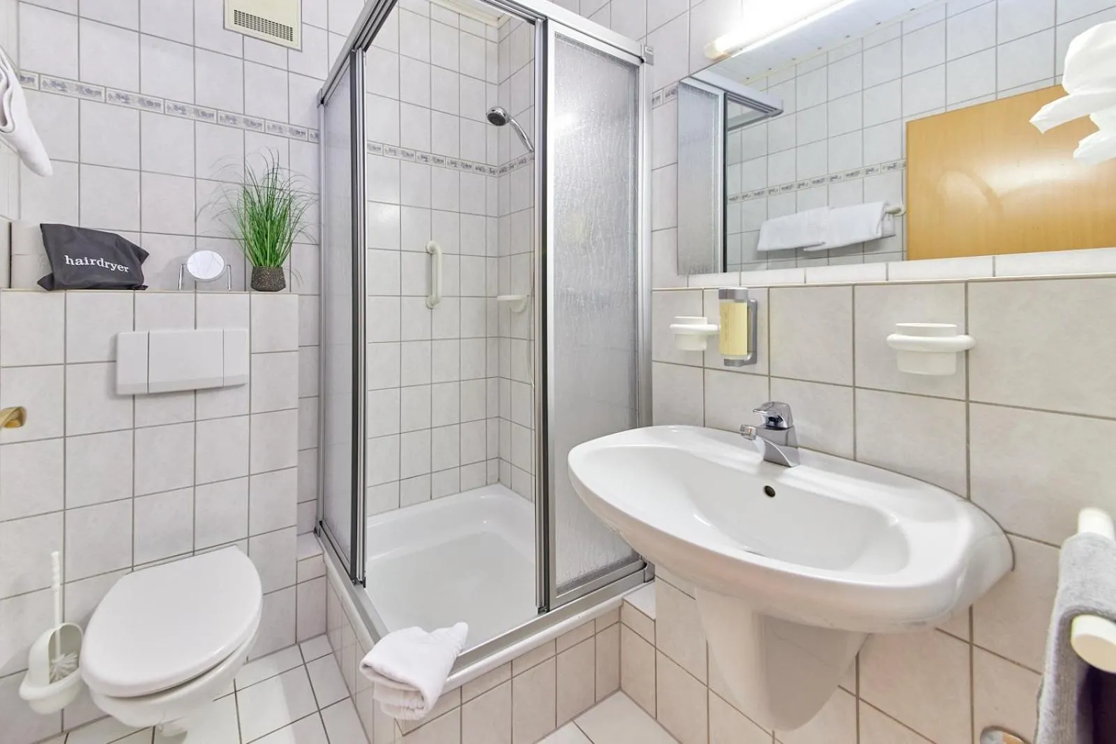 Shower in Moselhotel Weinhaus Simon `Sauna`Restaurant`ELadesäule