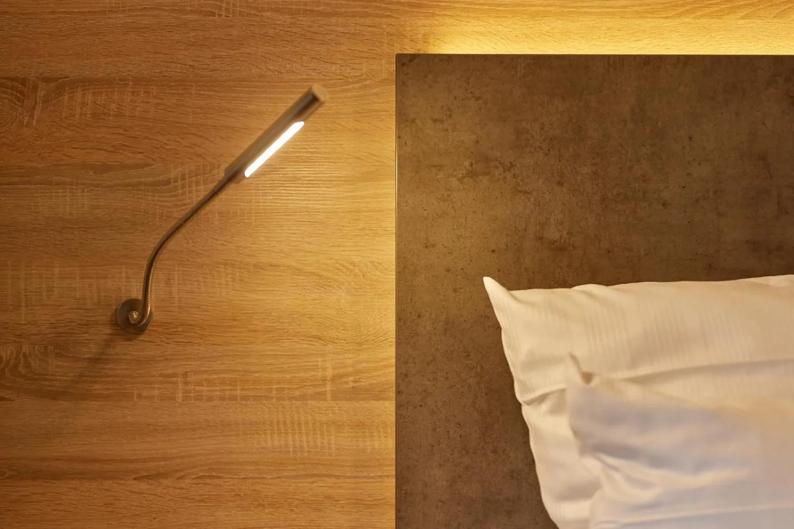 Bed in Moselhotel Weinhaus Simon `Sauna`Restaurant`ELadesäule