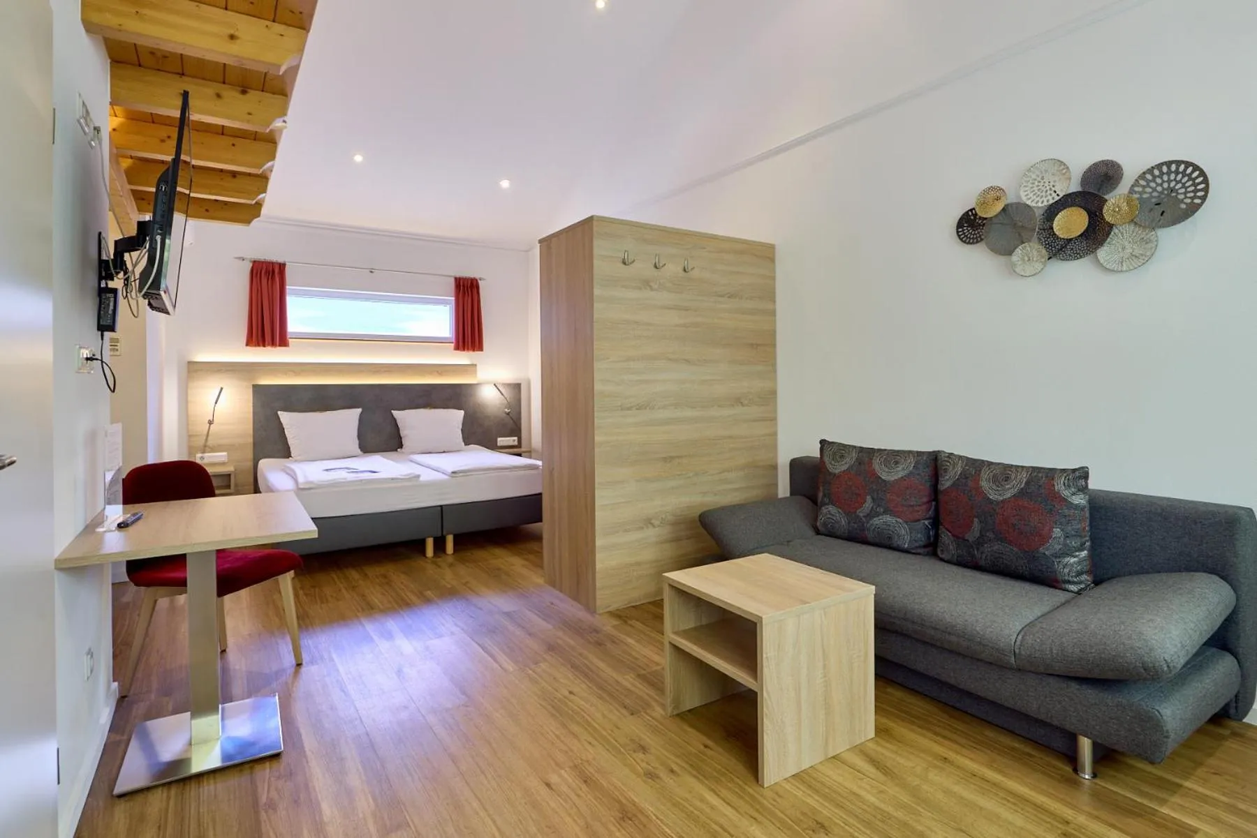 Photo of the whole room, Bed in Moselhotel Weinhaus Simon `Sauna`Restaurant`ELadesäule