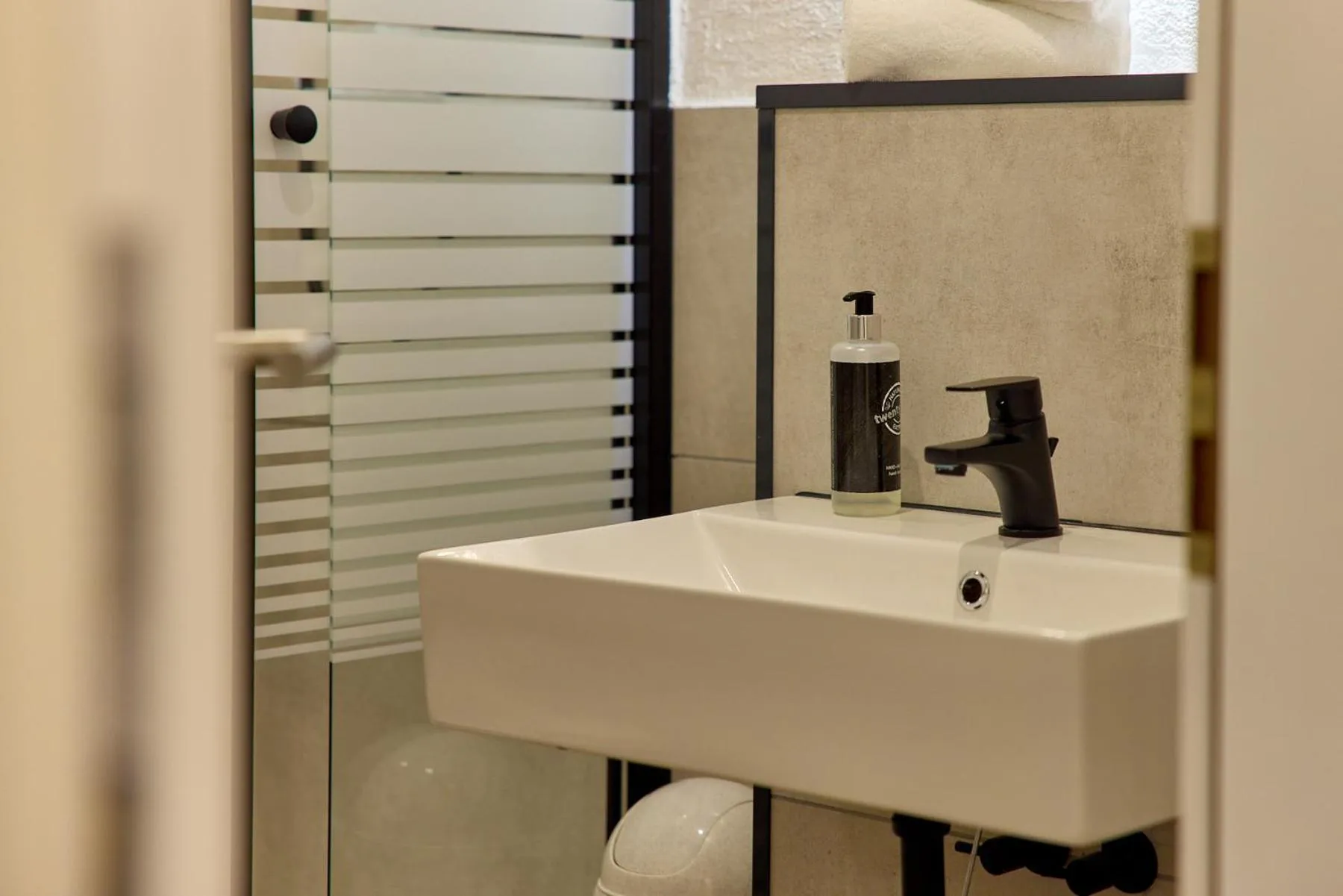 Bathroom in Moselhotel Weinhaus Simon `Sauna`Restaurant`ELadesäule