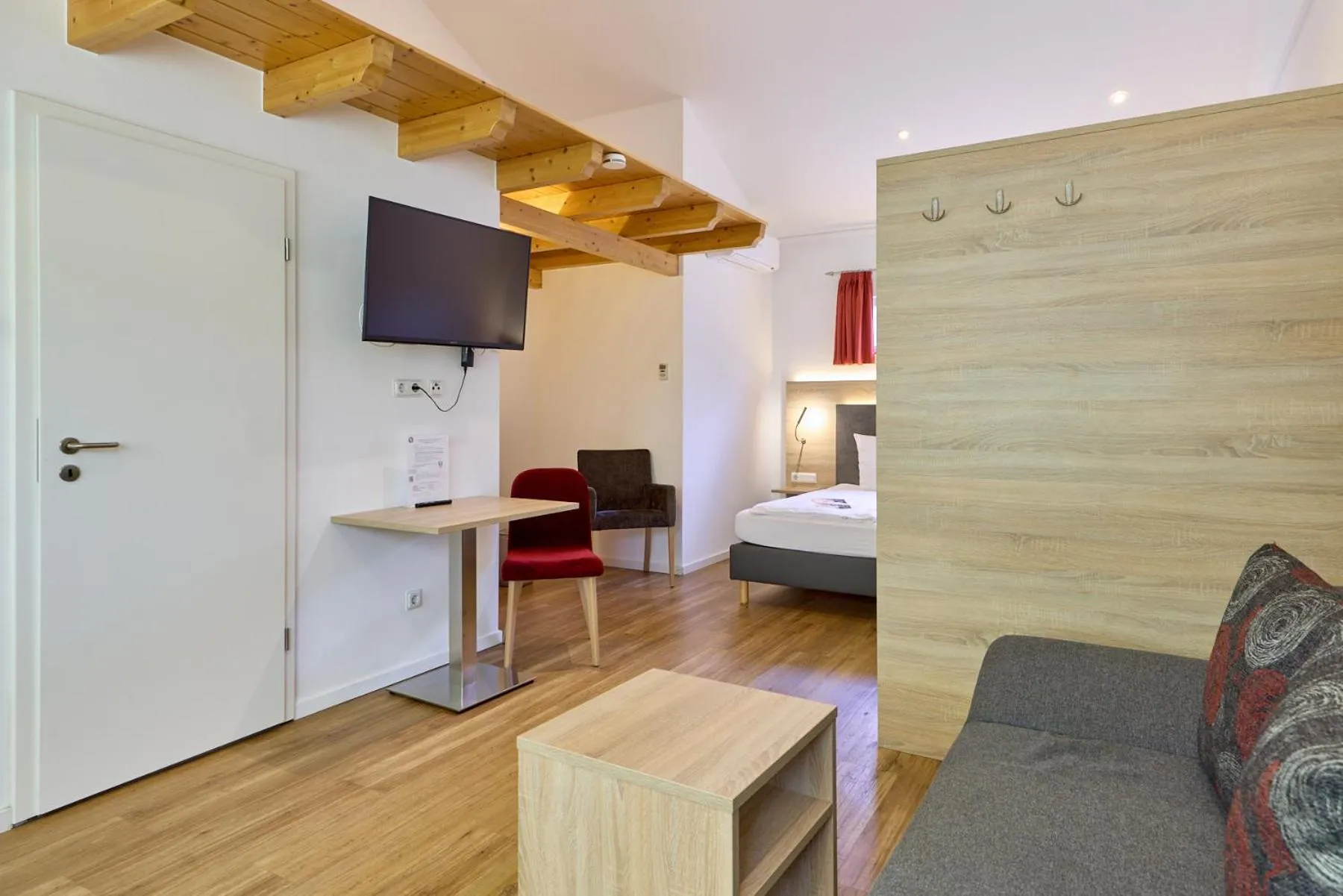 TV and multimedia, Bed in Moselhotel Weinhaus Simon `Sauna`Restaurant`ELadesäule