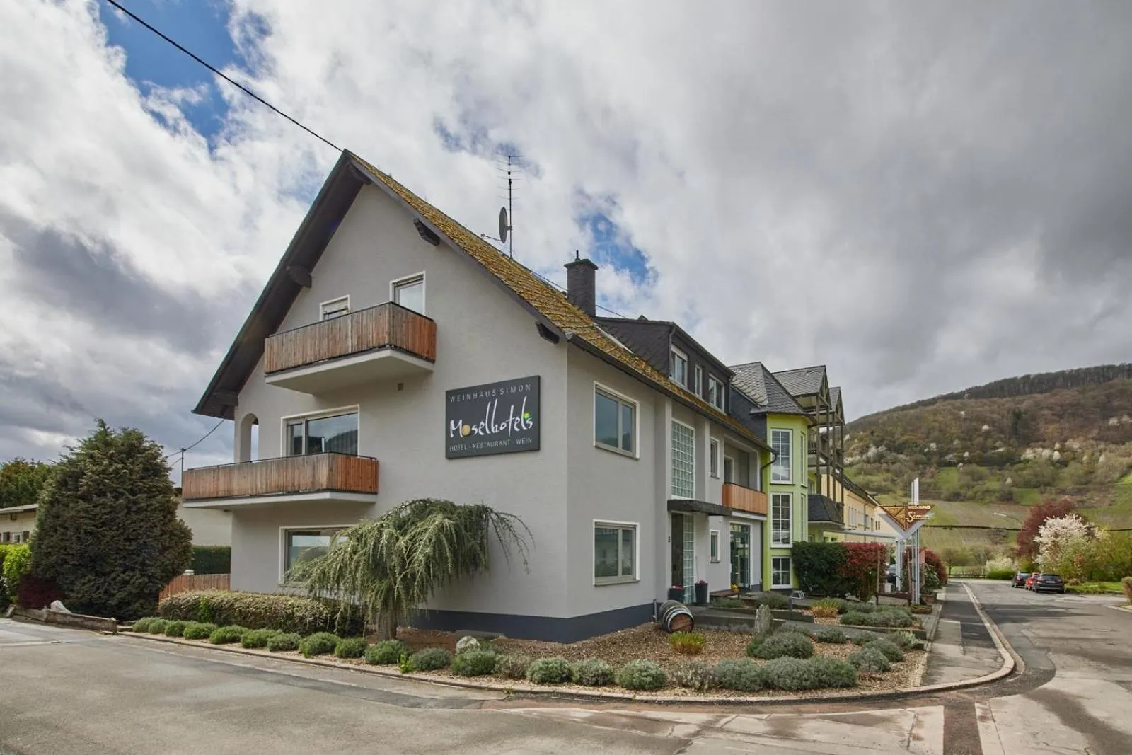 Property building in Moselhotel Weinhaus Simon `Sauna`Restaurant`ELadesäule