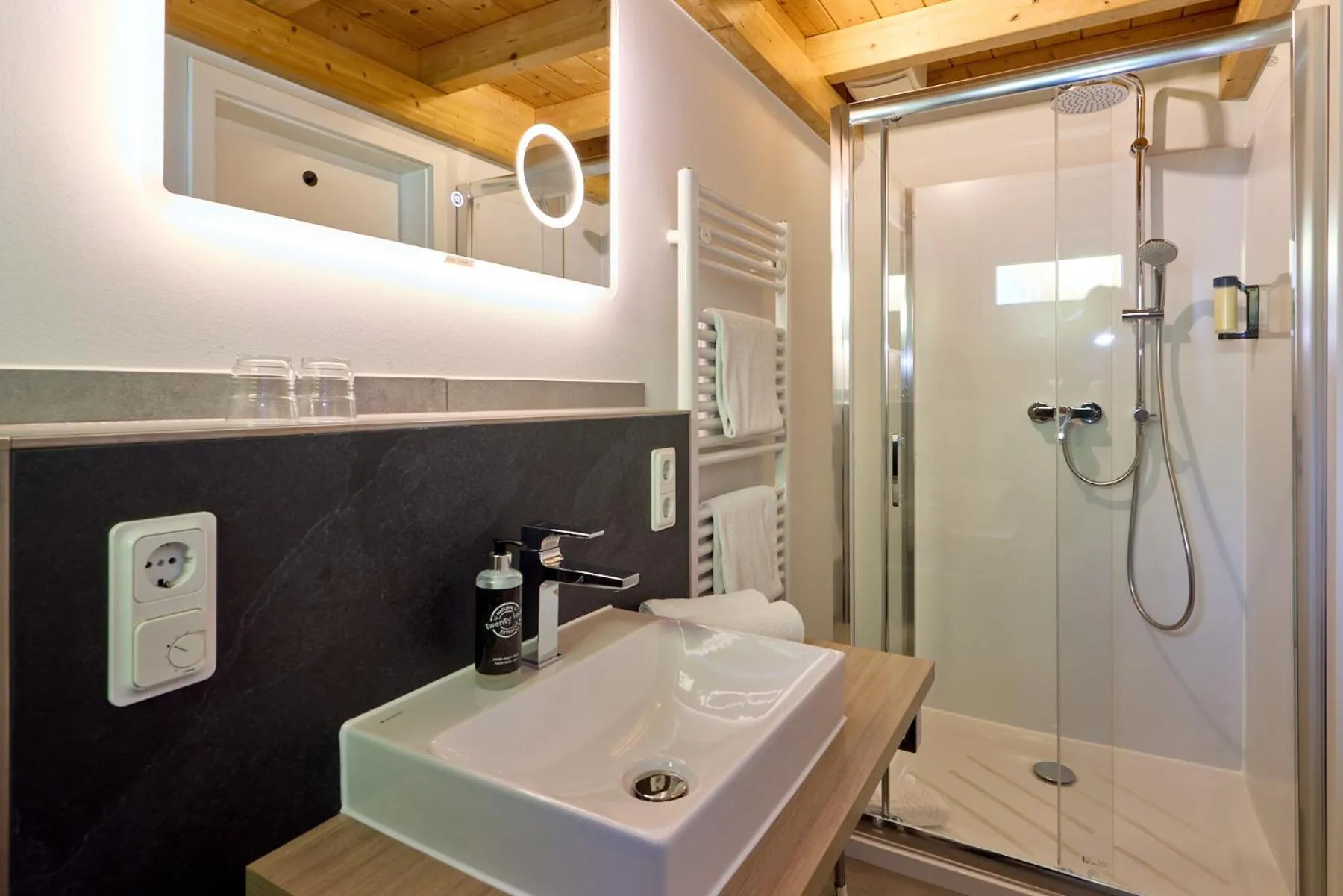 Bathroom in Moselhotel Weinhaus Simon `Sauna`Restaurant`ELadesäule