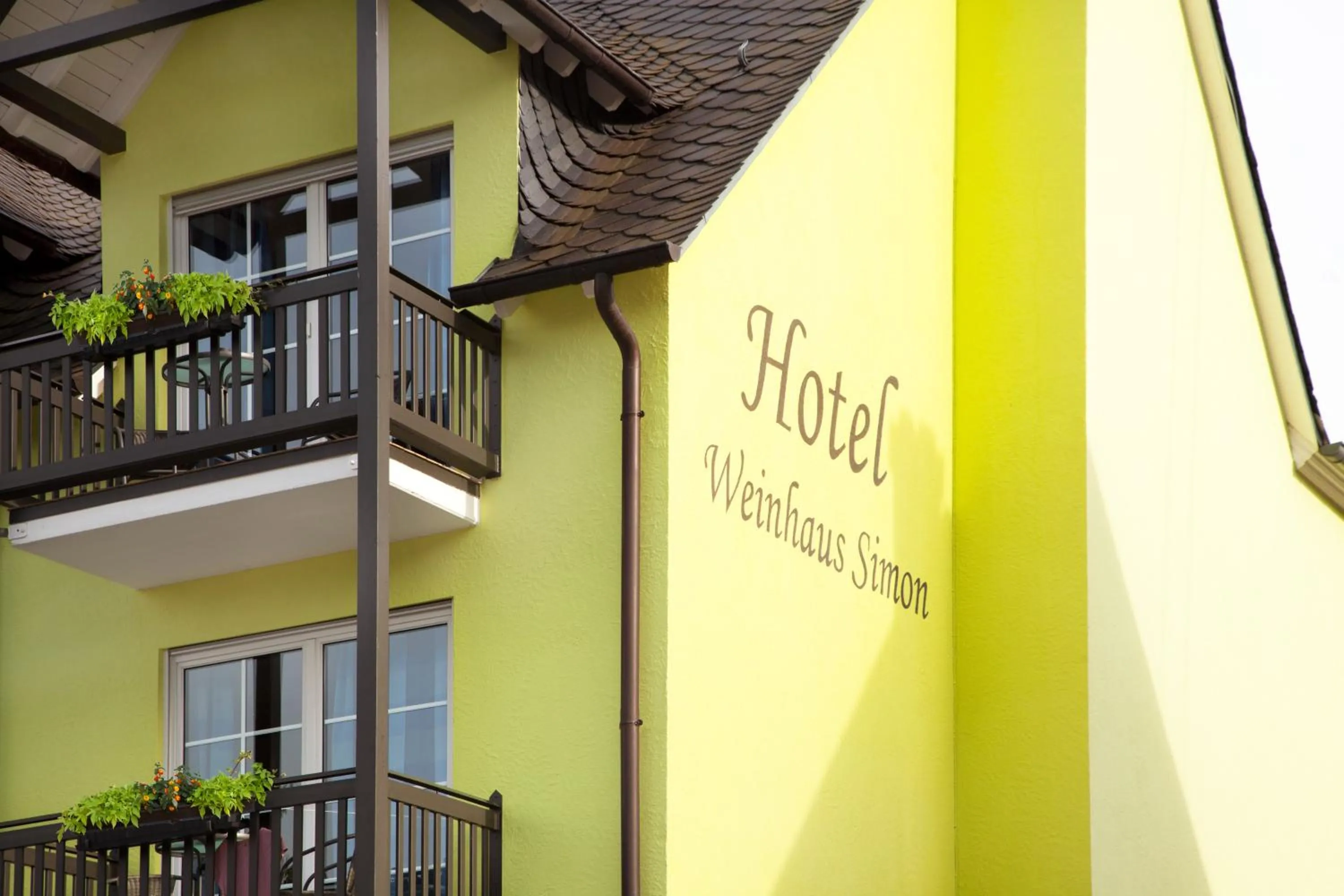 Property building in Moselhotel Weinhaus Simon `Sauna`Restaurant`ELadesäule