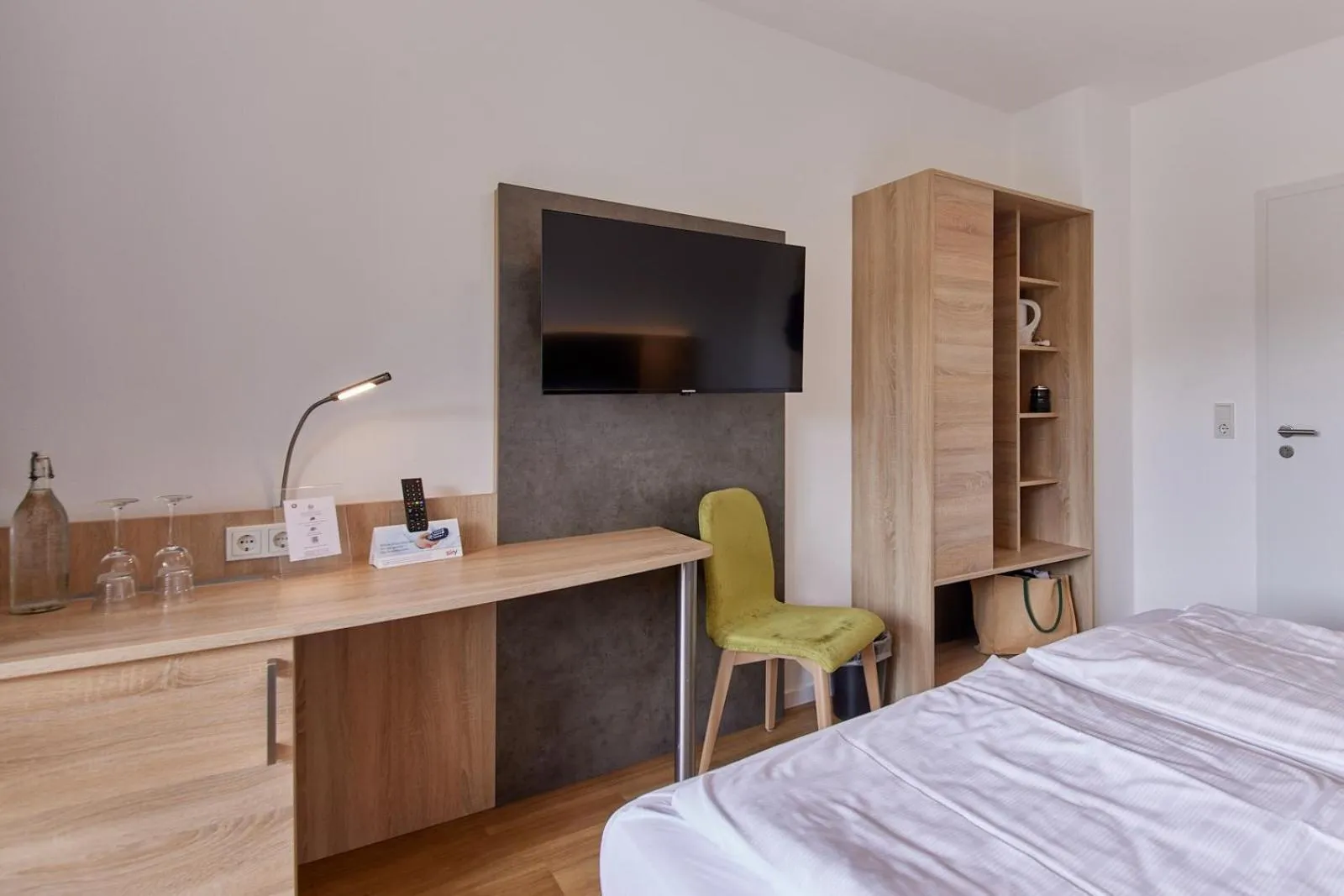 TV and multimedia, Bed in Moselhotel Weinhaus Simon `Sauna`Restaurant`ELadesäule