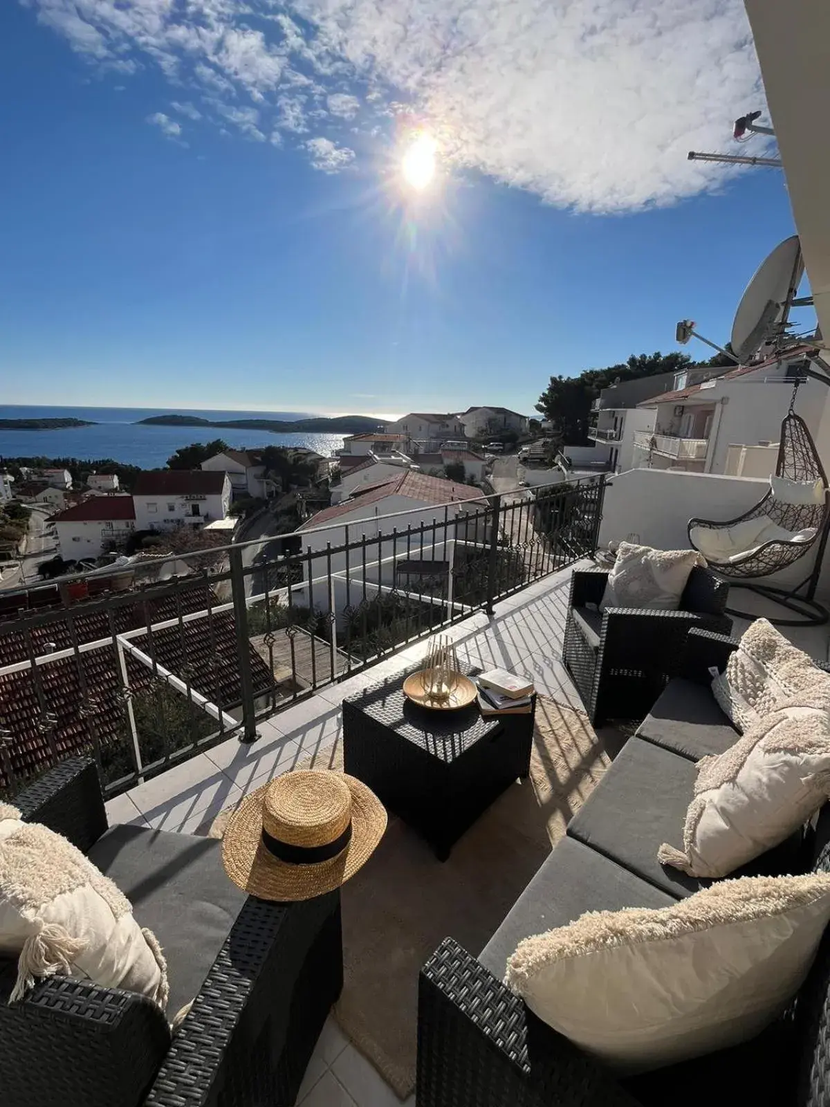 Comfort Two-Bedroom Apartment with Balcony and Sea View in Apartments Tino Comfort Two-Bedroom Apartment with Balcony and Sea View in Apartments Tino