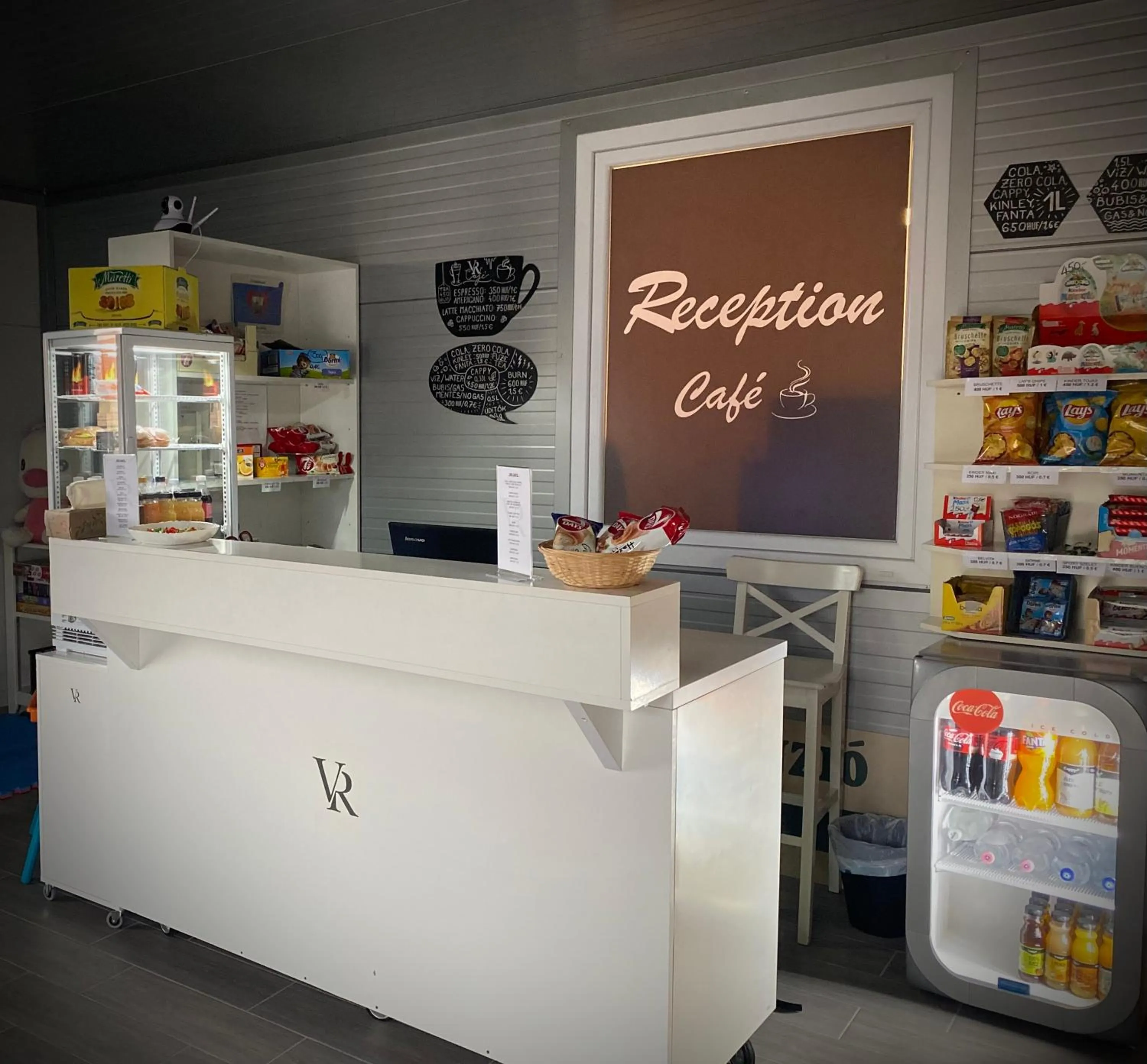 Restaurant/places to eat in Vecsési Rendezvényközpont és Panzió