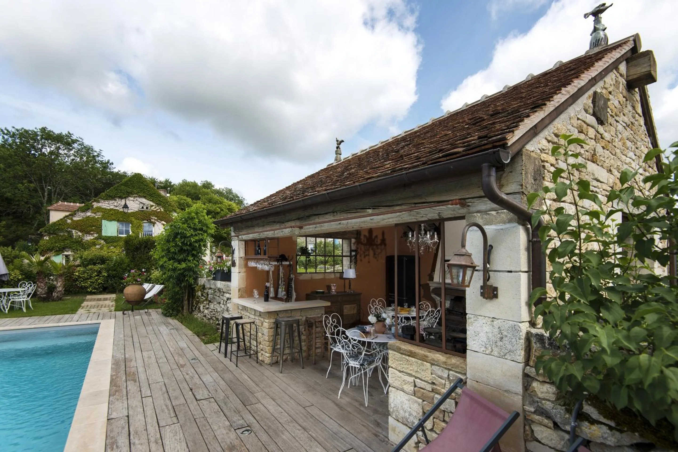 Pool view in Le Domaine des Carriers - Gites