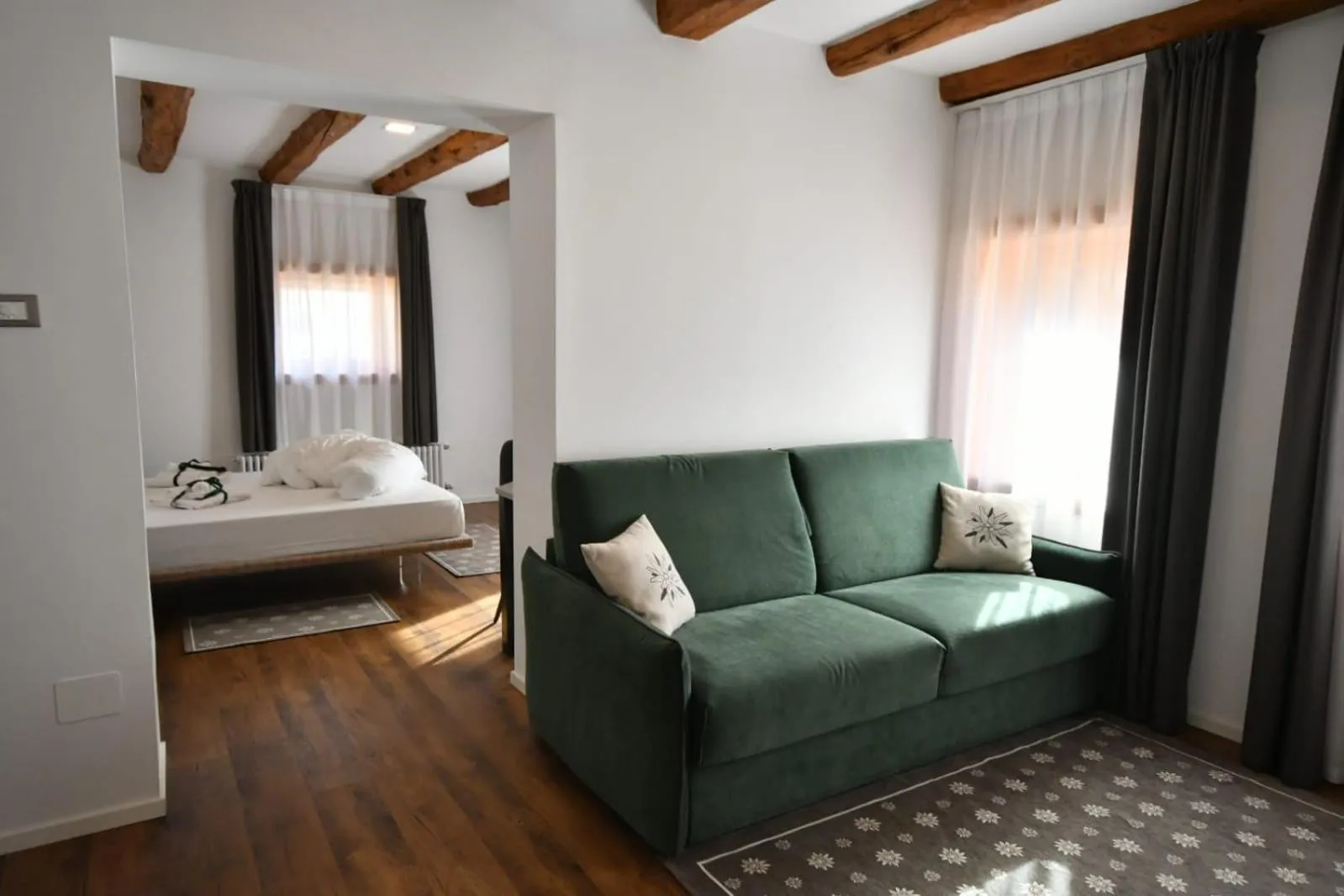 Seating area, Bed in Maison Boutique Fior d'Alpe