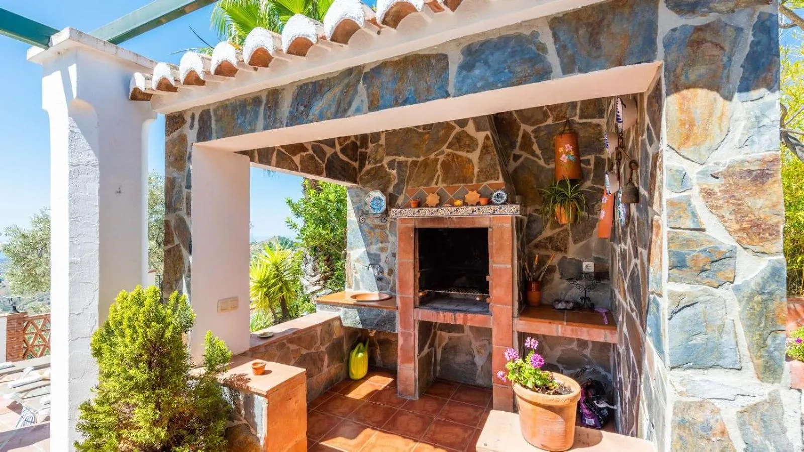 BBQ facilities in Casa Cuatro Caminos Frigiliana by Ruralidays