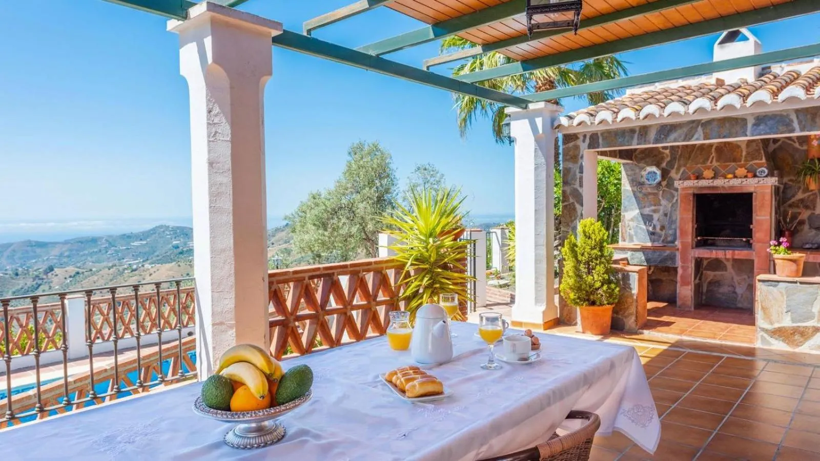 BBQ facilities in Casa Cuatro Caminos Frigiliana by Ruralidays