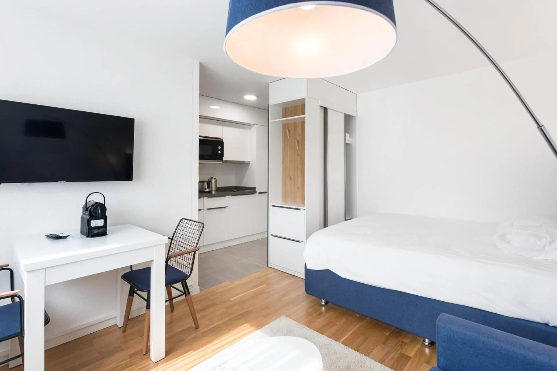 Photo of the whole room, Bed in Berne 2 - Self Check In by Homenhancement