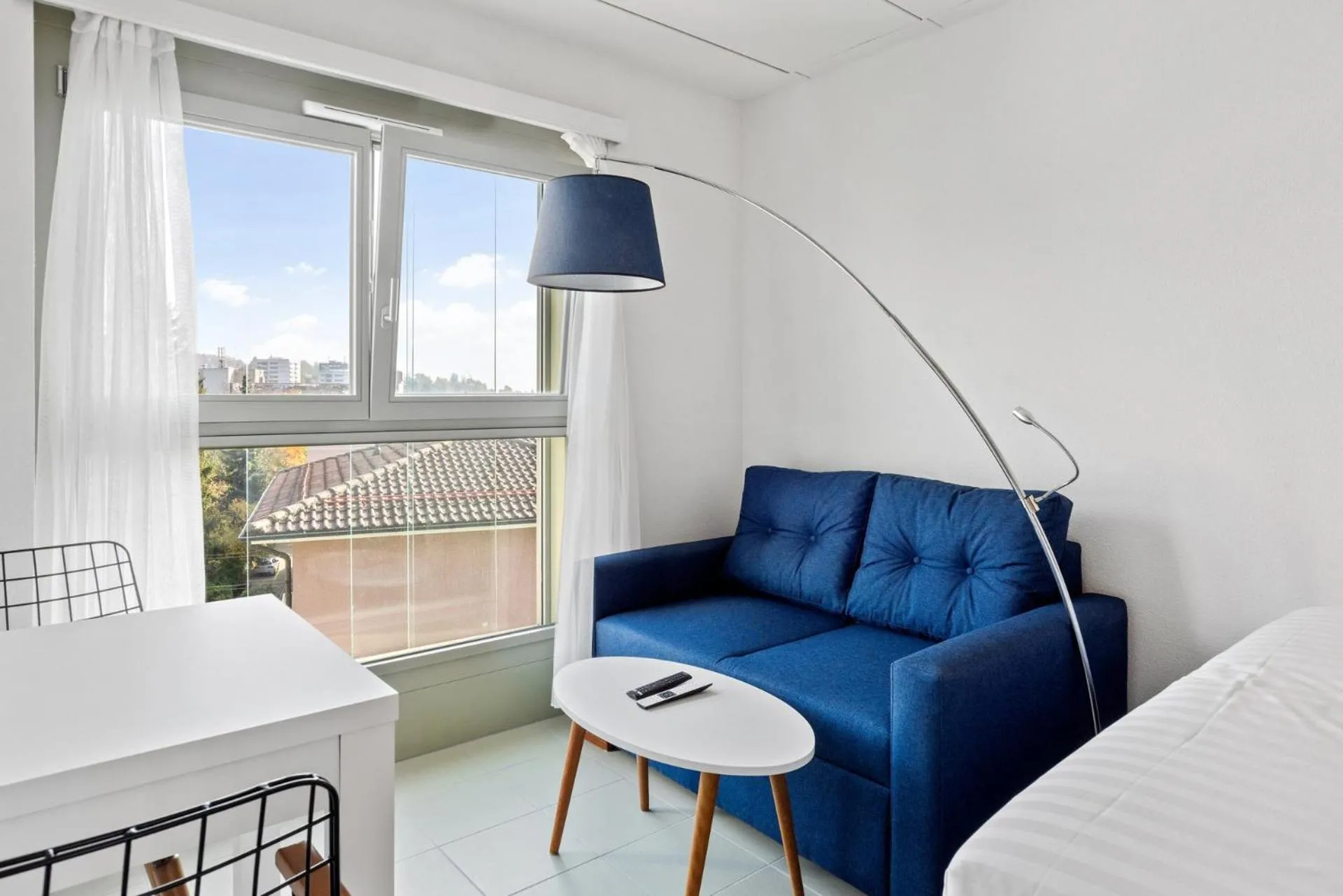 Seating area, Bed in Berne 2 - Self Check In by Homenhancement