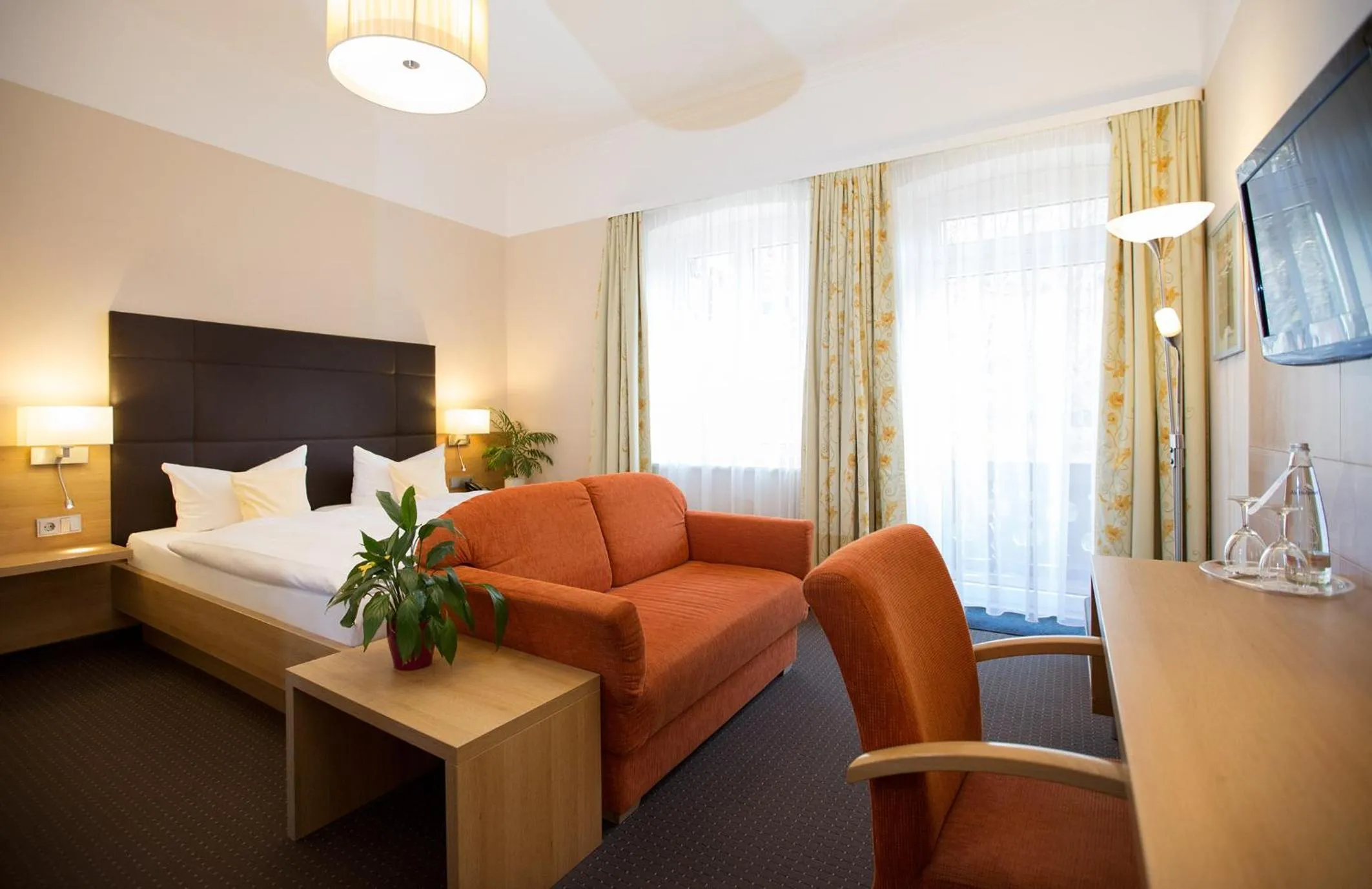 Seating area, Bed in Seehotel Grauer Bär