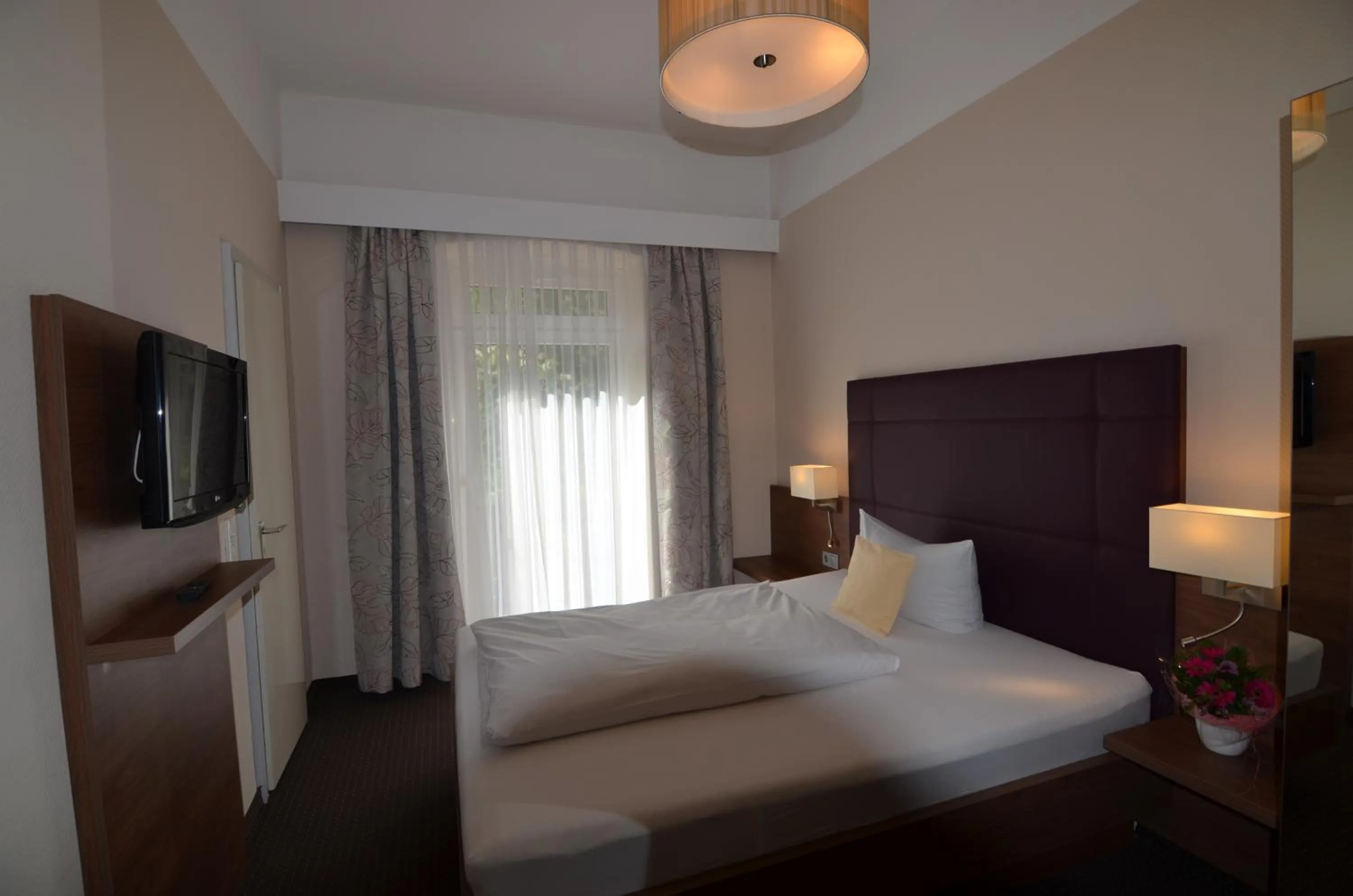 Photo of the whole room, Bed in Seehotel Grauer Bär