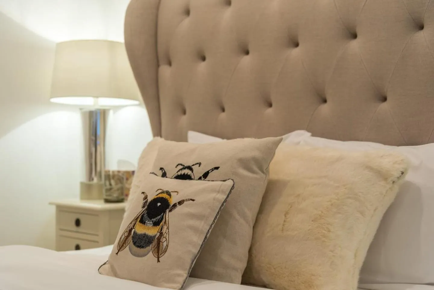 Bed in Spacious 1 bed Sloane Square