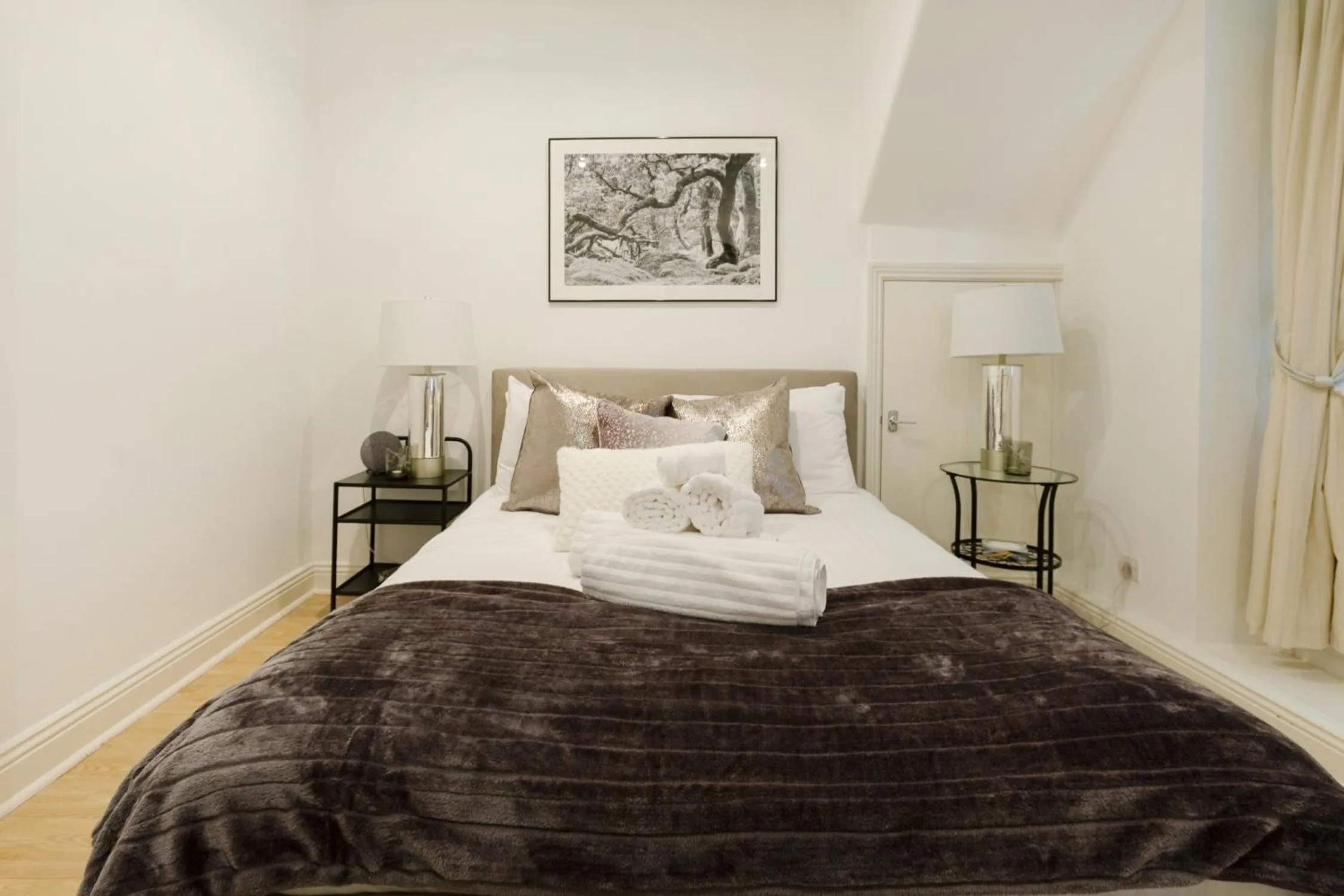 Bed in Spacious 1 bed Sloane Square