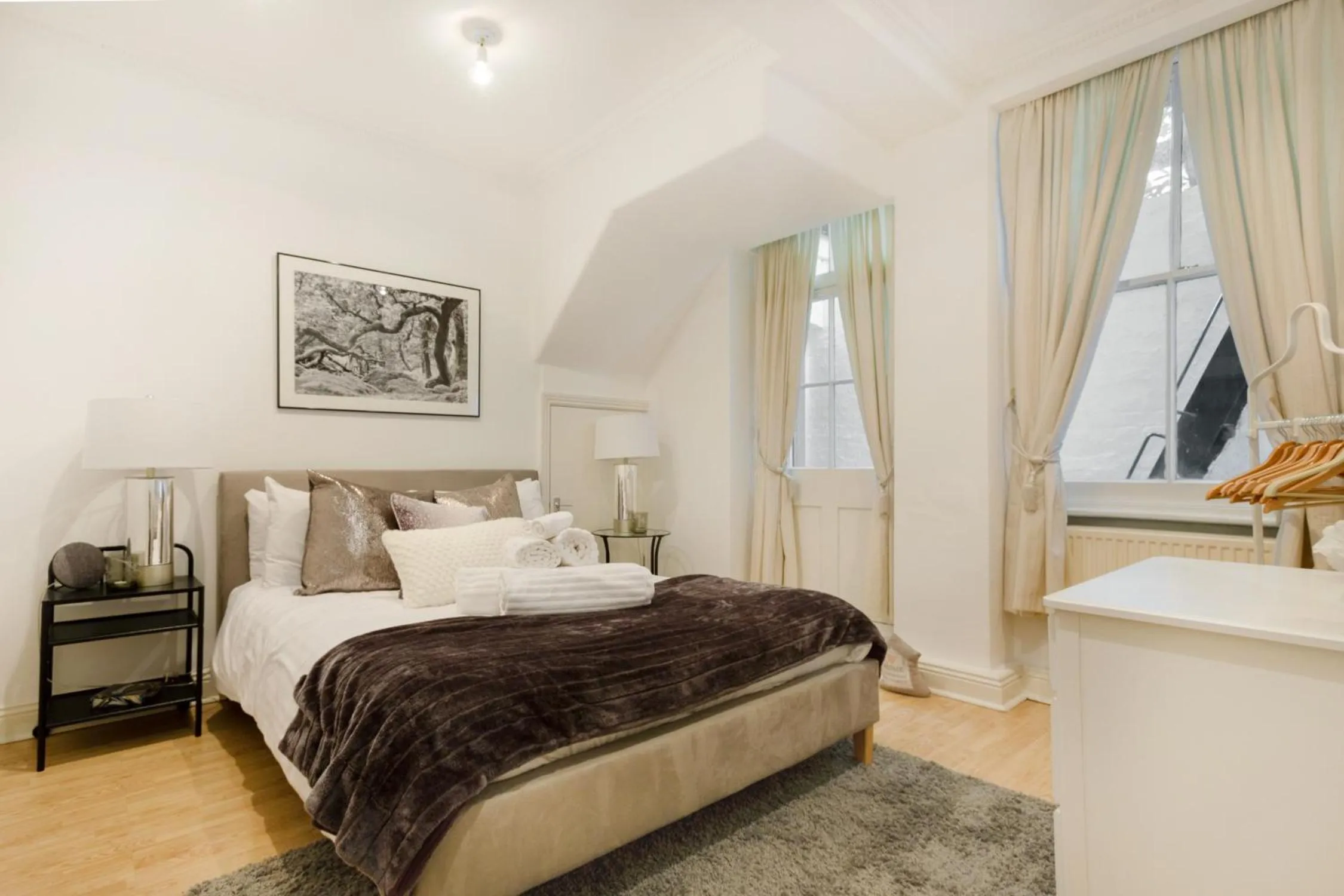 Bed in Spacious 1 bed Sloane Square