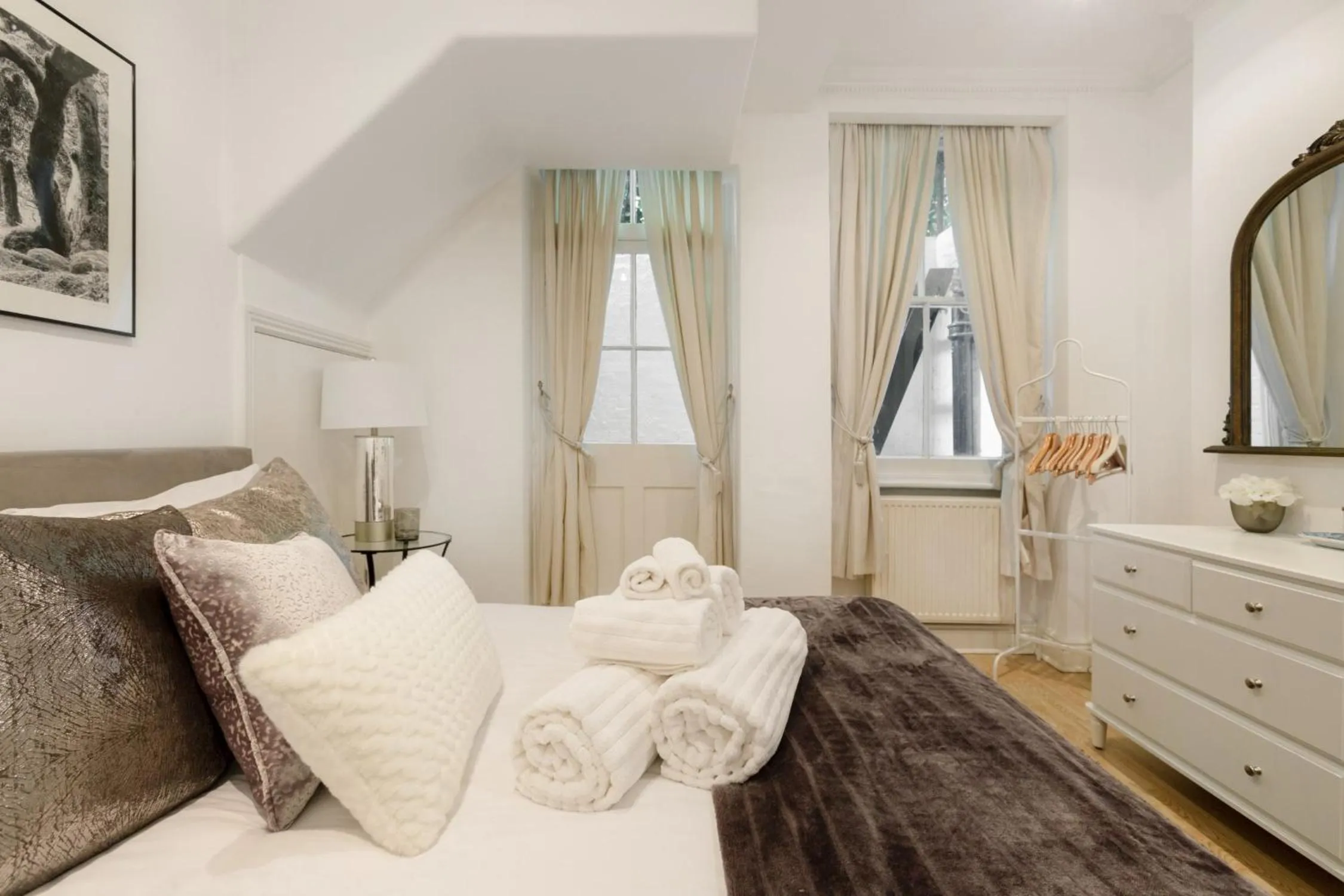 Bed in Spacious 1 bed Sloane Square