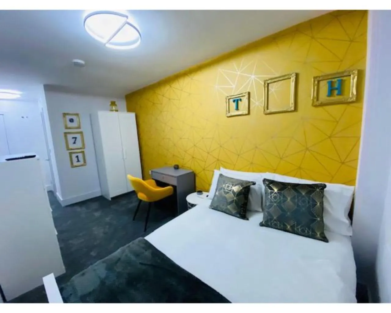 Bedroom, Bed in Townhouse PLUS @ Lower Beth Street Stoke